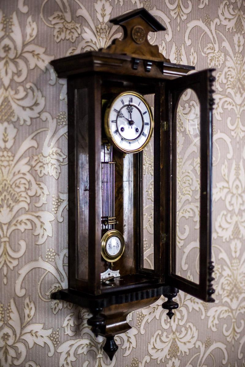 We present you this wall clock, so-called regulator, in an Eclectic case, circa 1890-1900.
The case is made of walnut wood. Moreover, the inside is veneered with walnut.
This clock strikes full hours and halves.

Presented item is in very good
