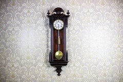 Horloge murale dans un boîtier en bois verni noir, années 1890