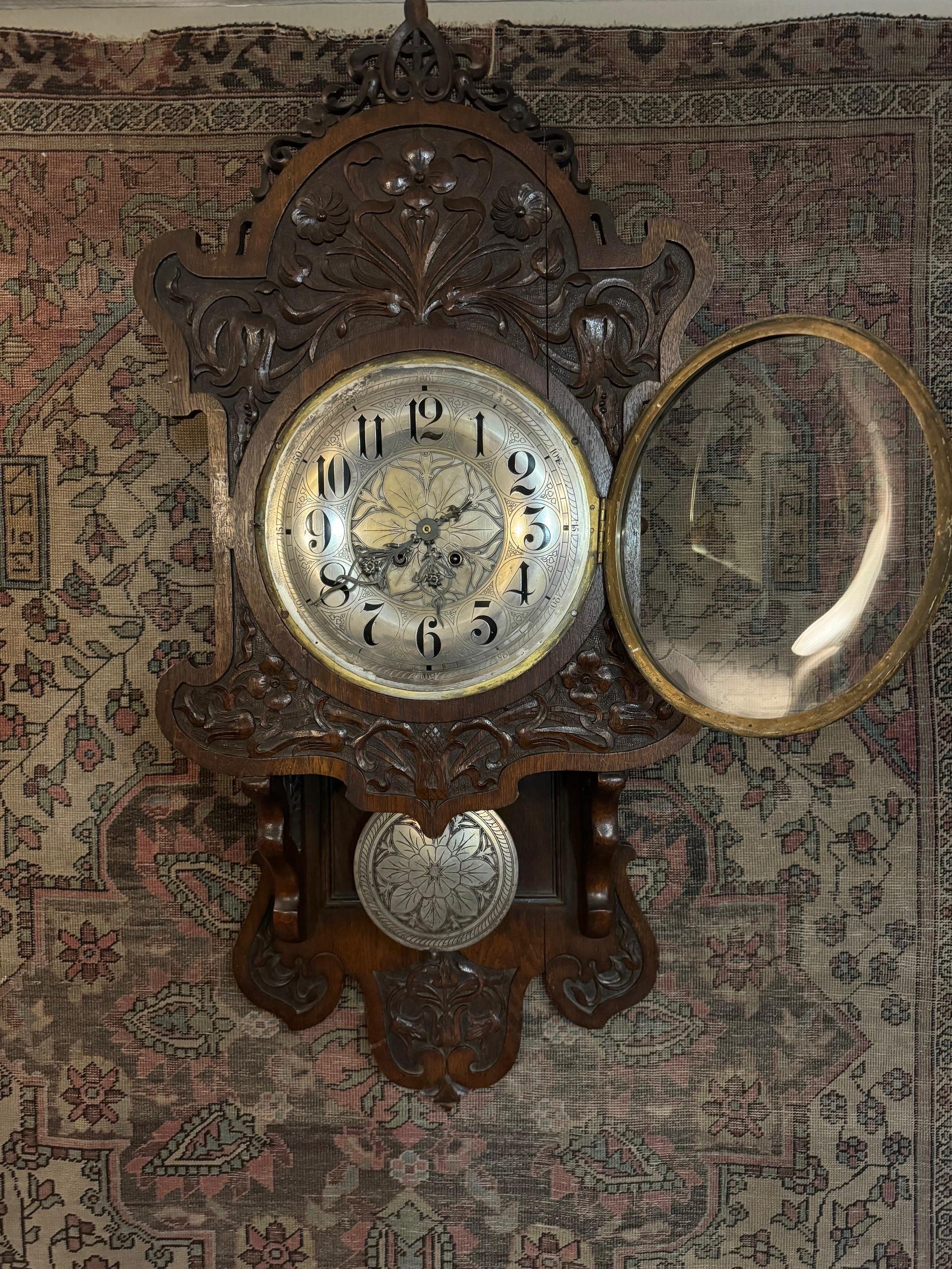 Wanduhr aus geschnitztem Holz, Deutschland, 19. Jahrhundert. (Art nouveau) im Angebot