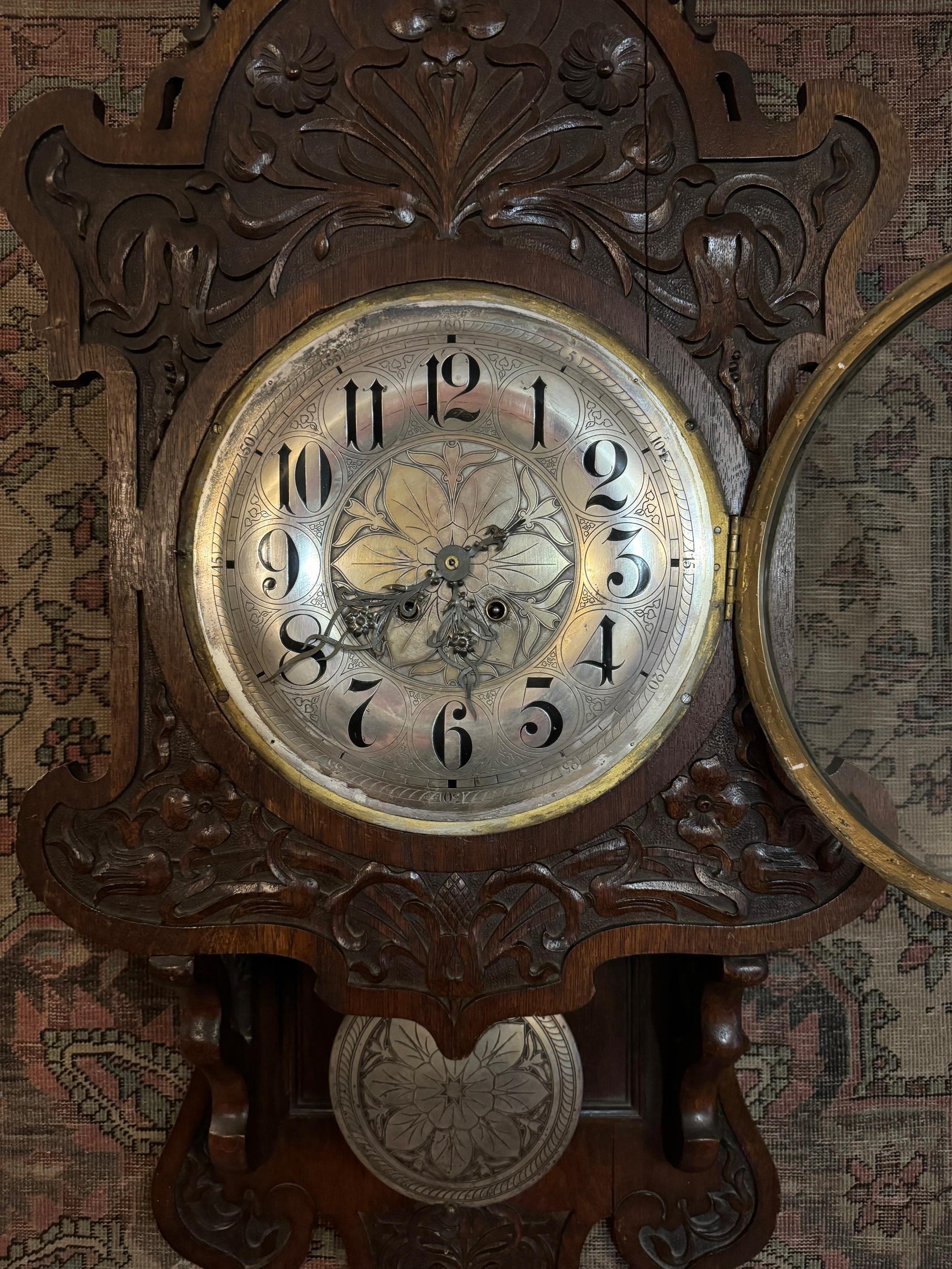 Wanduhr aus geschnitztem Holz, Deutschland, 19. Jahrhundert. (Handgeschnitzt) im Angebot