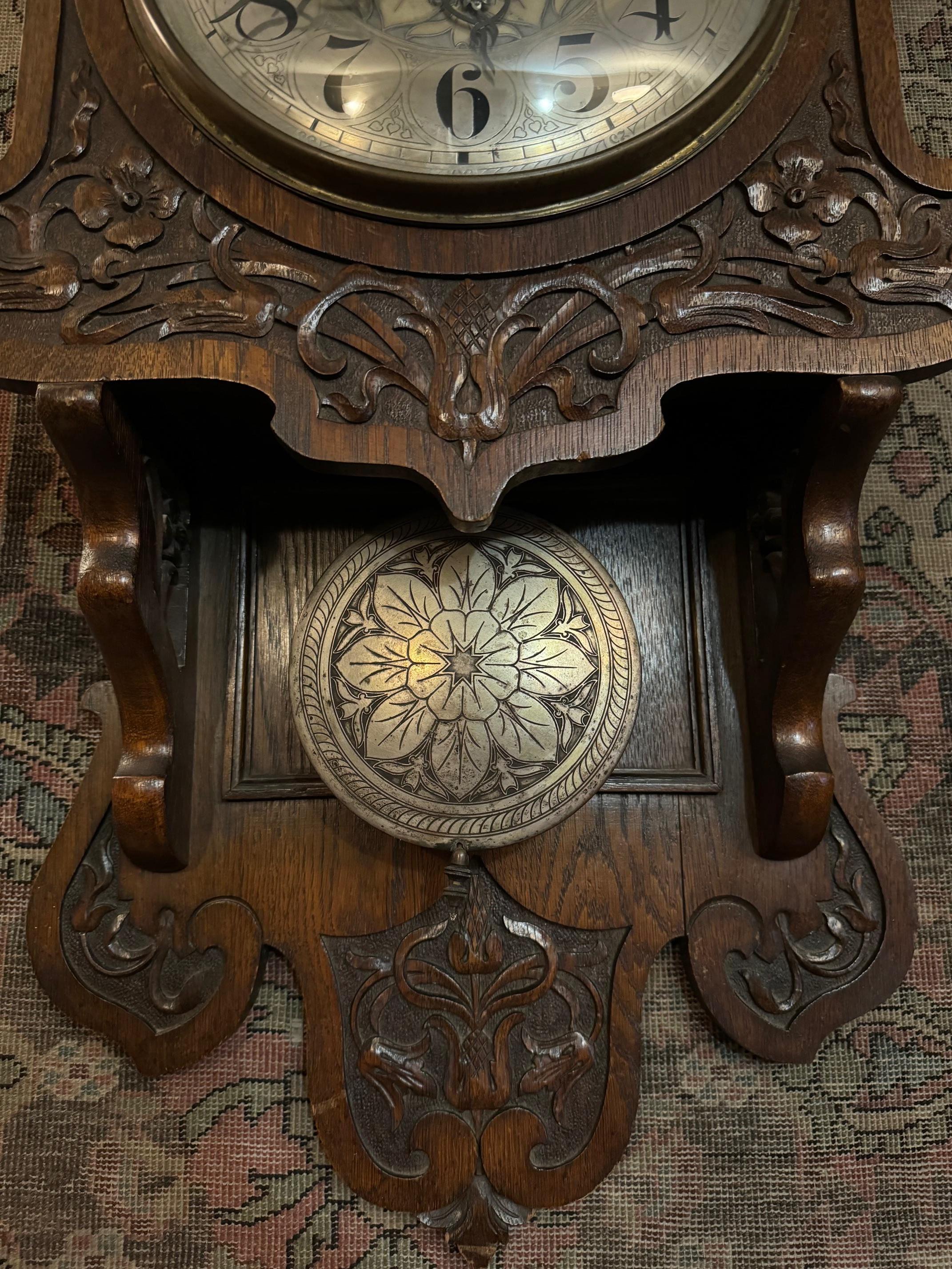 Wanduhr aus geschnitztem Holz, Deutschland, 19. Jahrhundert. im Zustand „Gut“ im Angebot in PARIS, FR