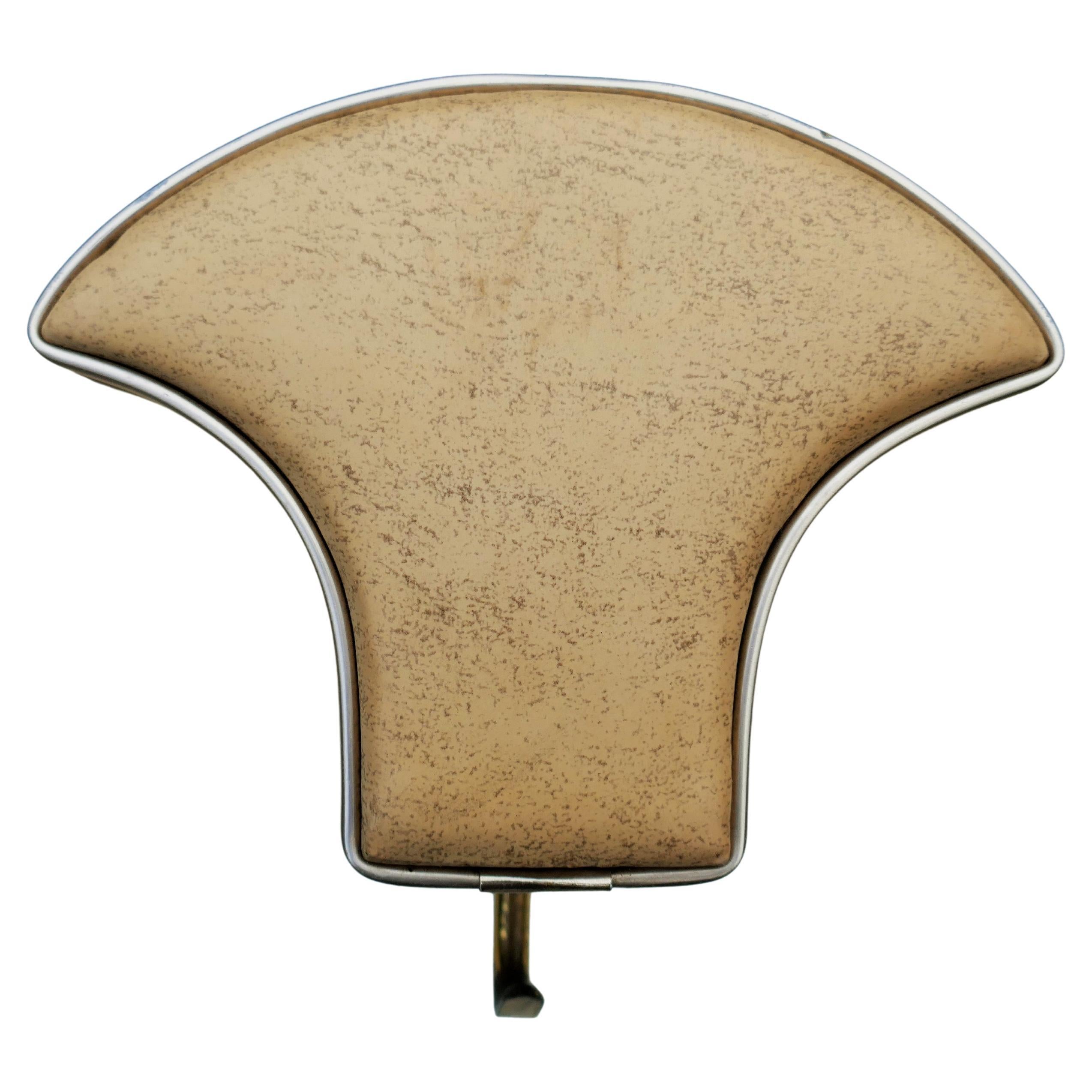 Wandgarderobe, die Umberto Mascagni zugeschrieben wird.
Holz mit Lederimitat überzogen
Guter Zustand.
Dankeschön
