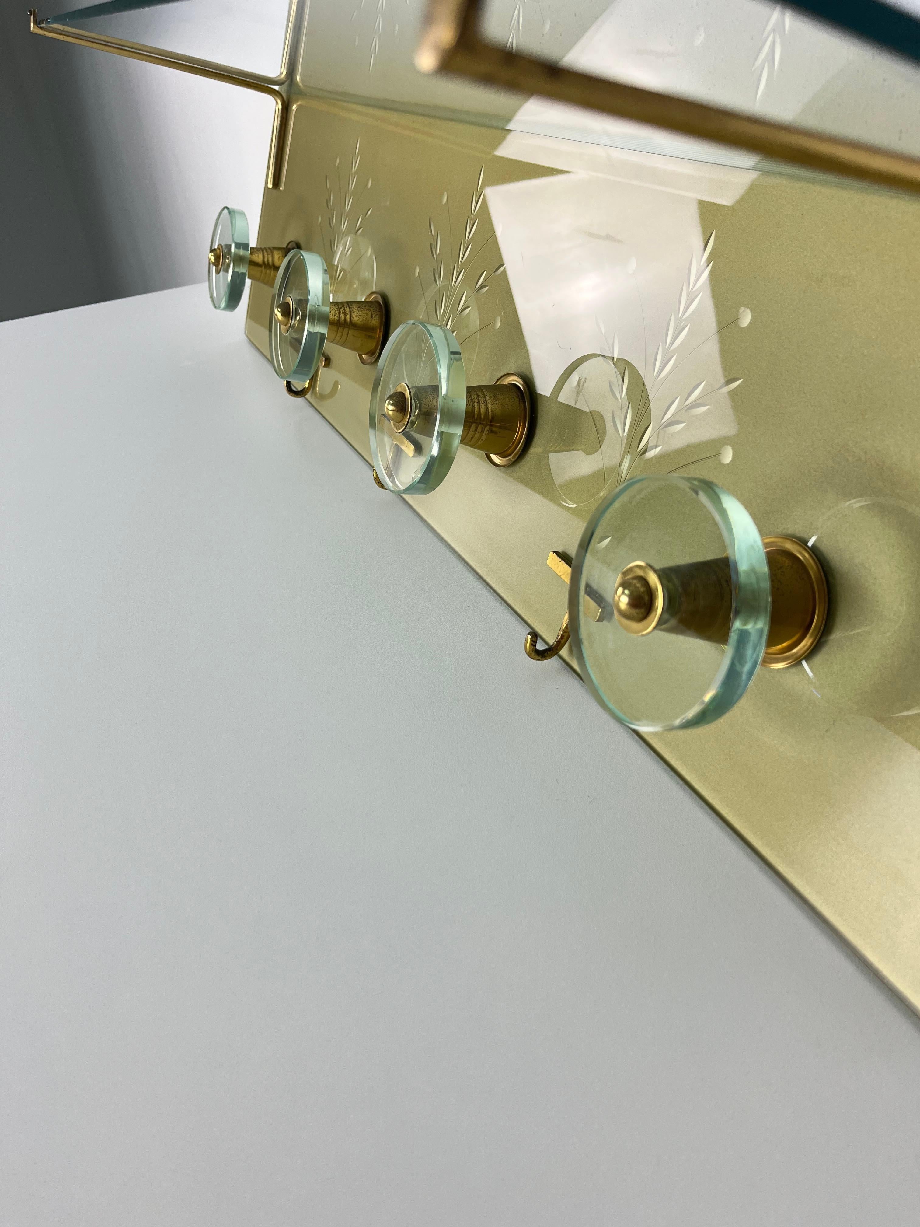 Appendiabiti da parete in vetro inciso e ottone nello stile di Fontana Arte, anni '50
Piano in vetro, buone condizioni.
Elegante complemento d'arredo nei colori del verde Nilo.

Garantiamo una spedizione veloce con un imballaggio adeguato e un