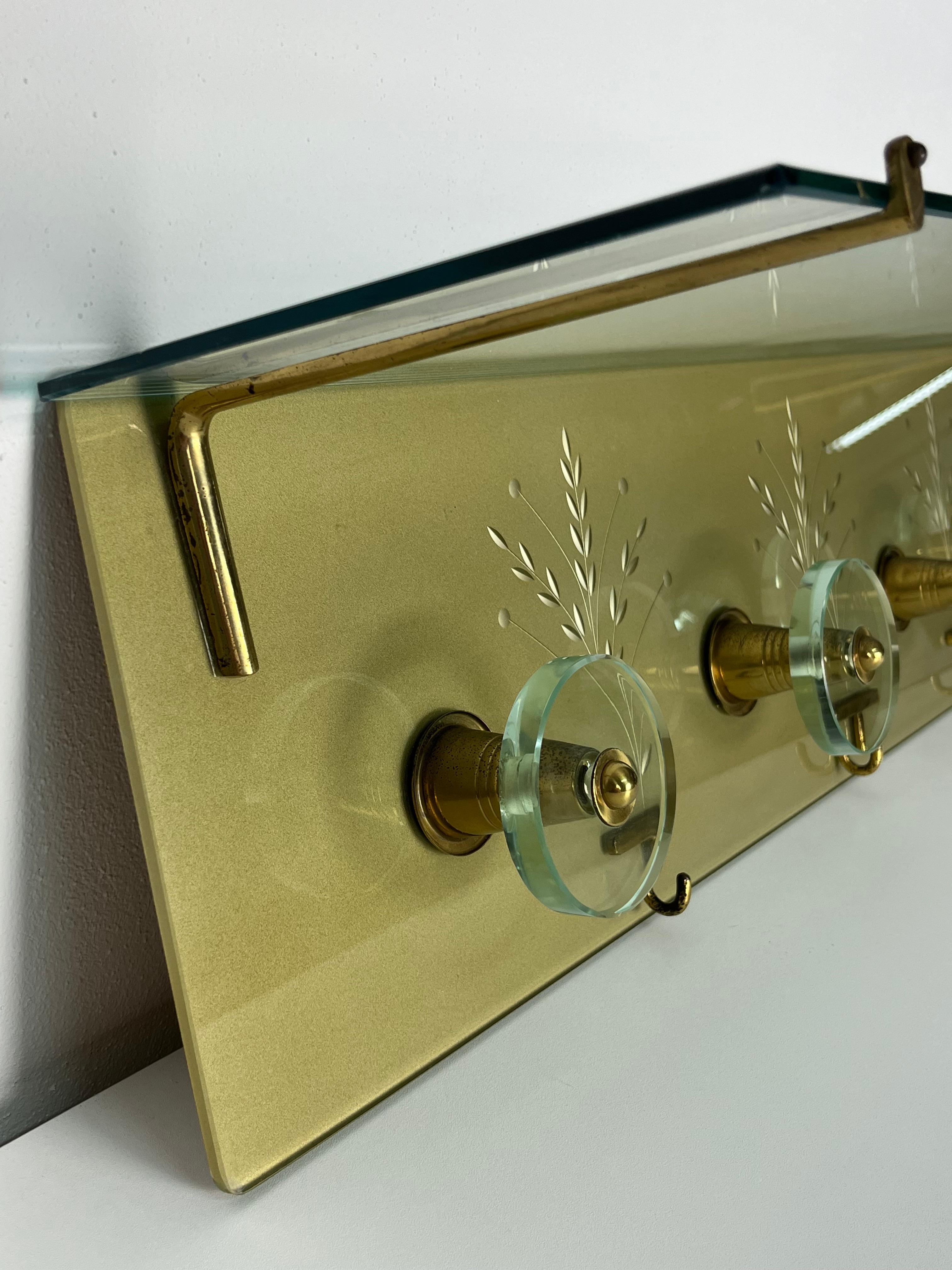 Italiano Appendiabiti da parete in vetro inciso e ottone in stile Fontana Arte, anni '50 in vendita