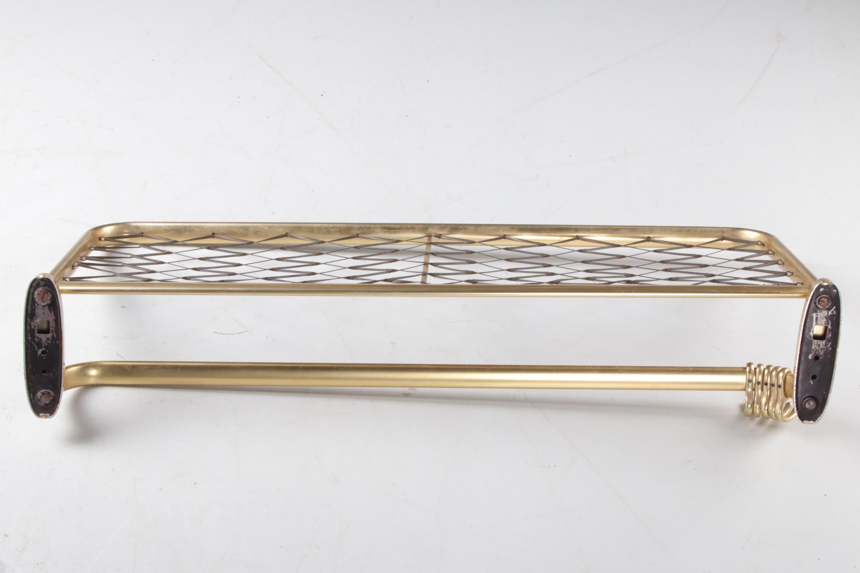 Wall coat rack Hollywood Regency style 1960s

Gold-coloured aluminum coat rack from Germany.

Probably made in the 1960s, now completely hip again.

Some discoloration in some places, which is not unusual over time.

This is a train model with nice