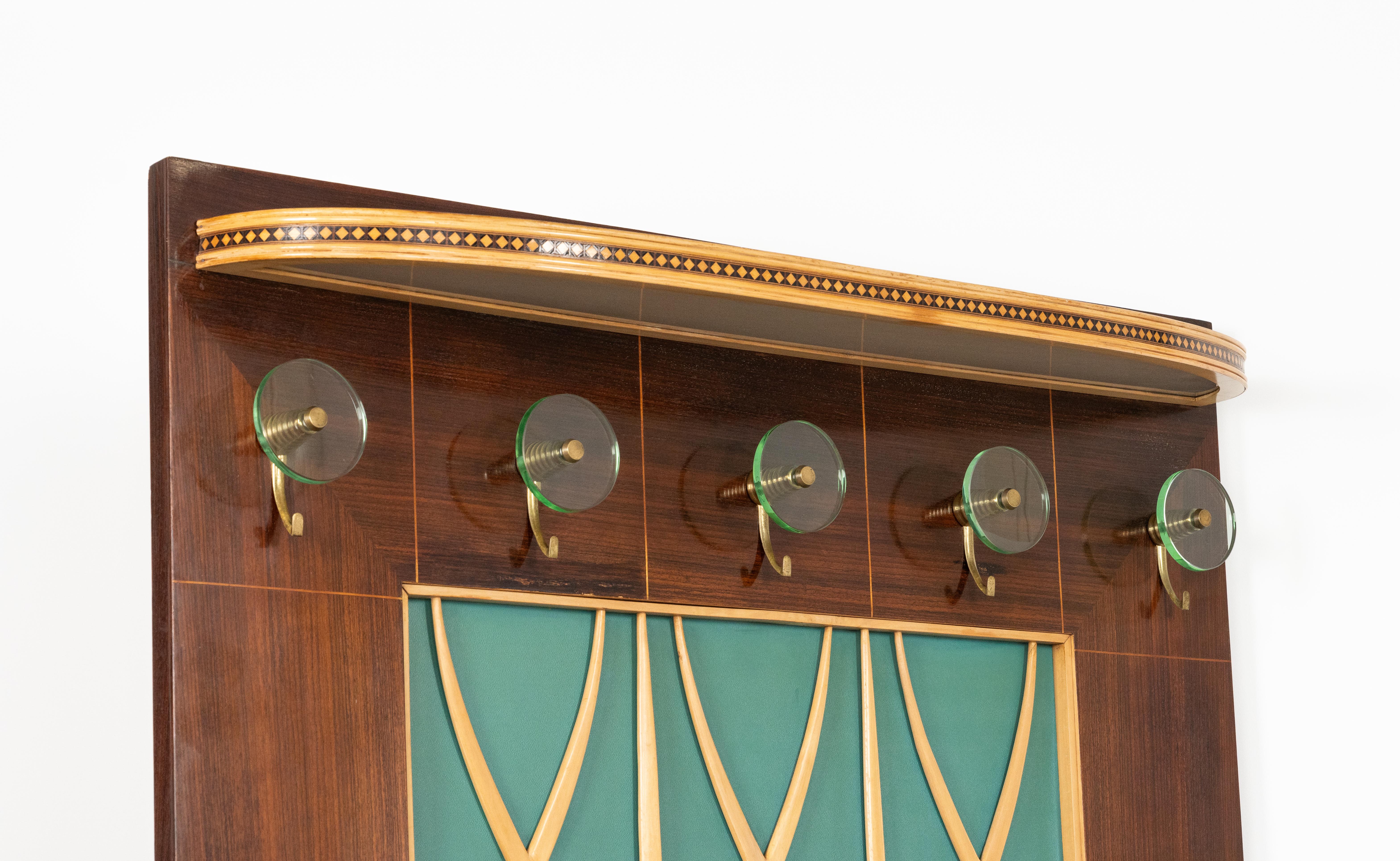 Wand Garderobenständer aus Holz, Messing und Glas im Paolo Buffa-Stil, Italien 1940er Jahre im Zustand „Gut“ im Angebot in Rome, IT
