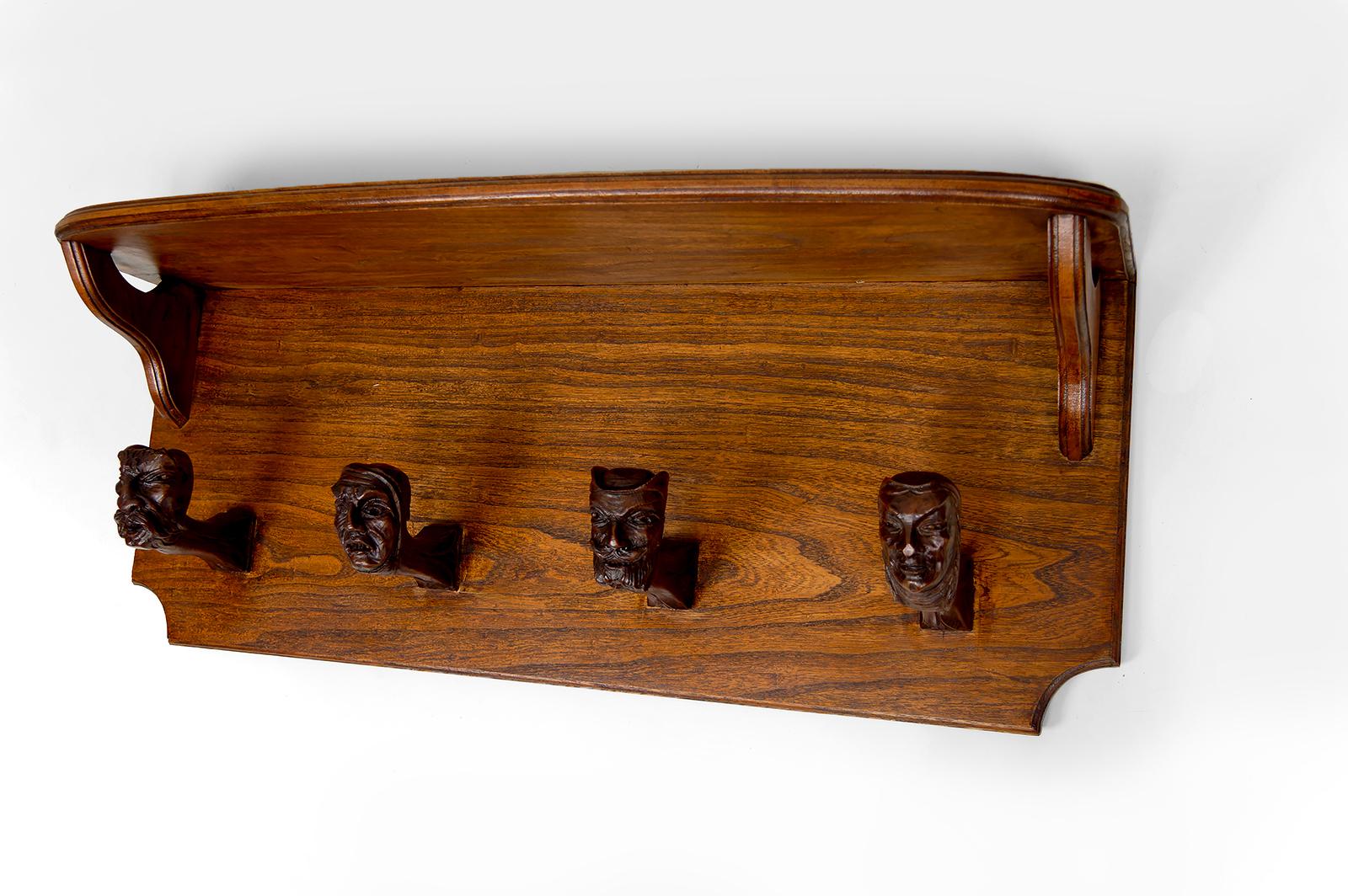 Neogotico Appendiabiti da parete, ganci scolpiti a tema fantastico: Streghe e Demoni, 1900 in vendita