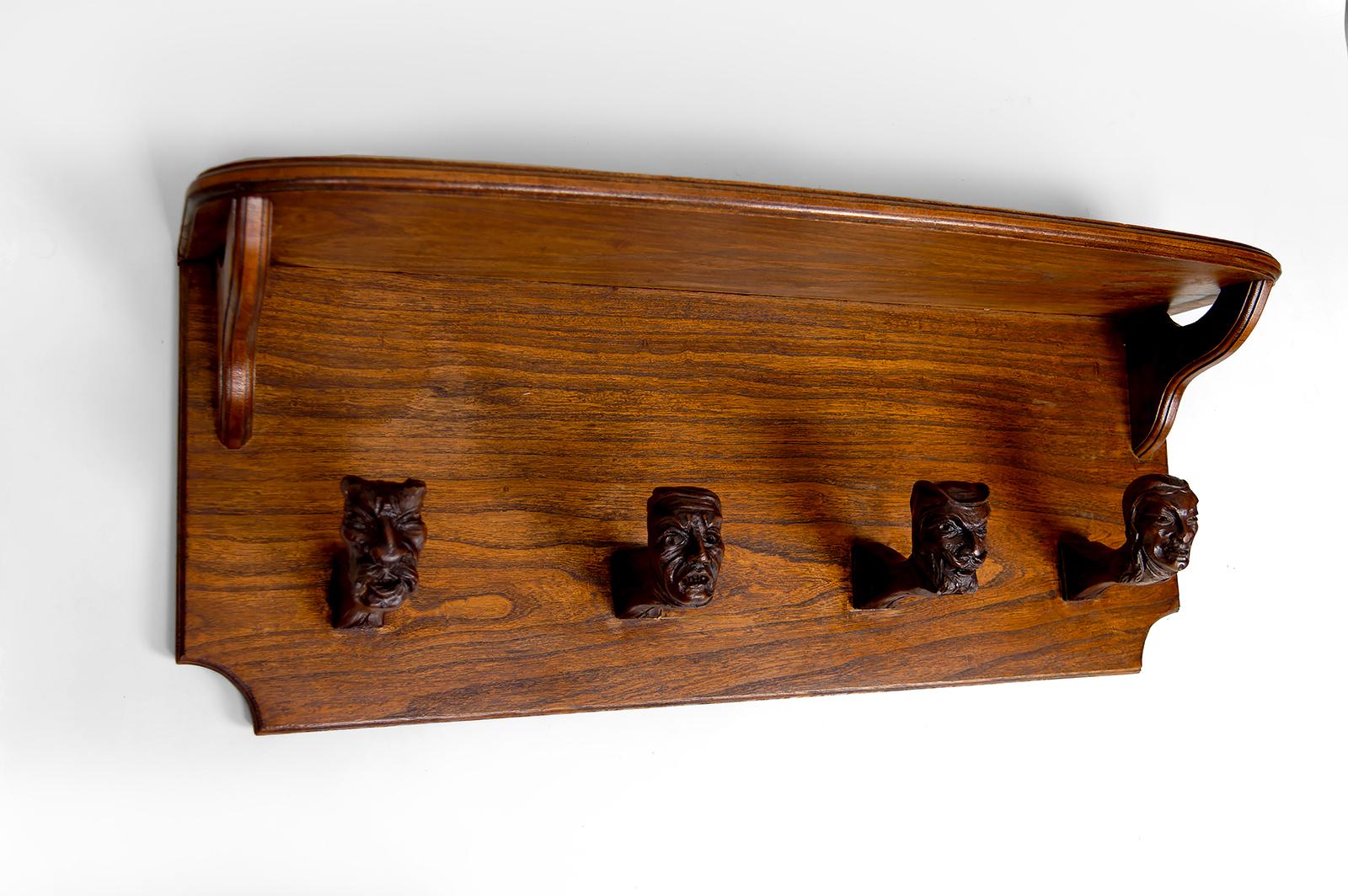 Intagliato Appendiabiti da parete, ganci scolpiti a tema fantastico: Streghe e Demoni, 1900 in vendita