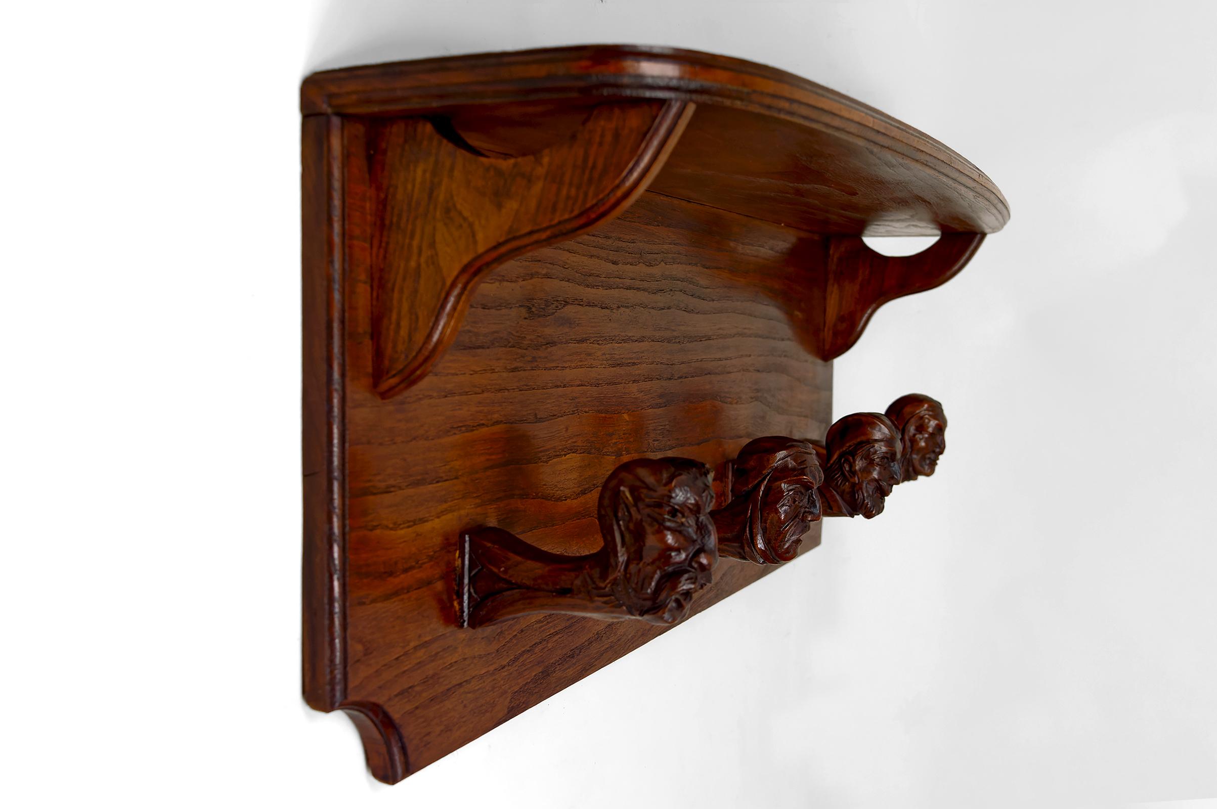Appendiabiti da parete, ganci scolpiti a tema fantastico: Streghe e Demoni, 1900 In condizioni buone in vendita a VÉZELAY, FR
