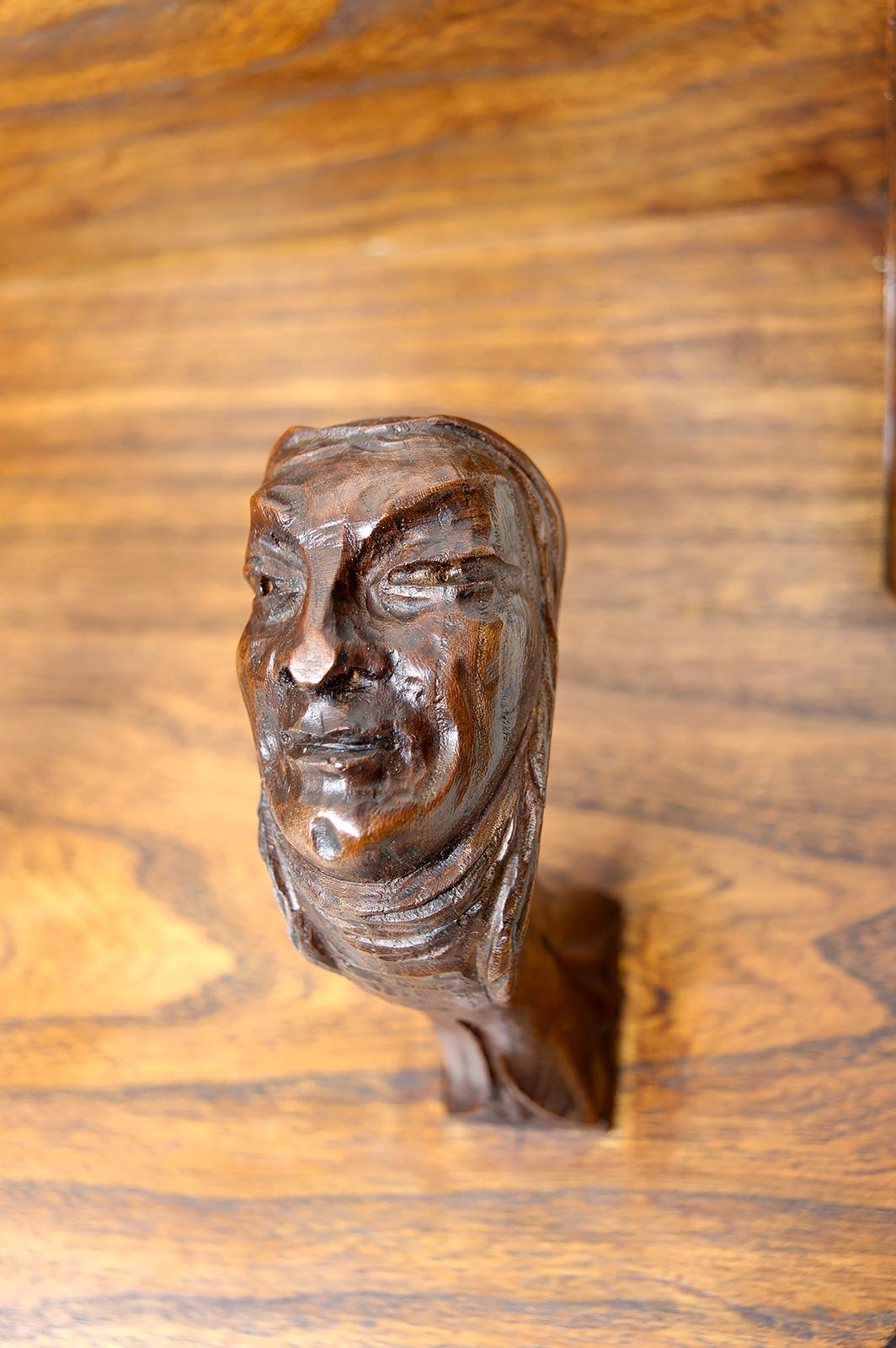 Legno Appendiabiti da parete, ganci scolpiti a tema fantastico: Streghe e Demoni, 1900 in vendita