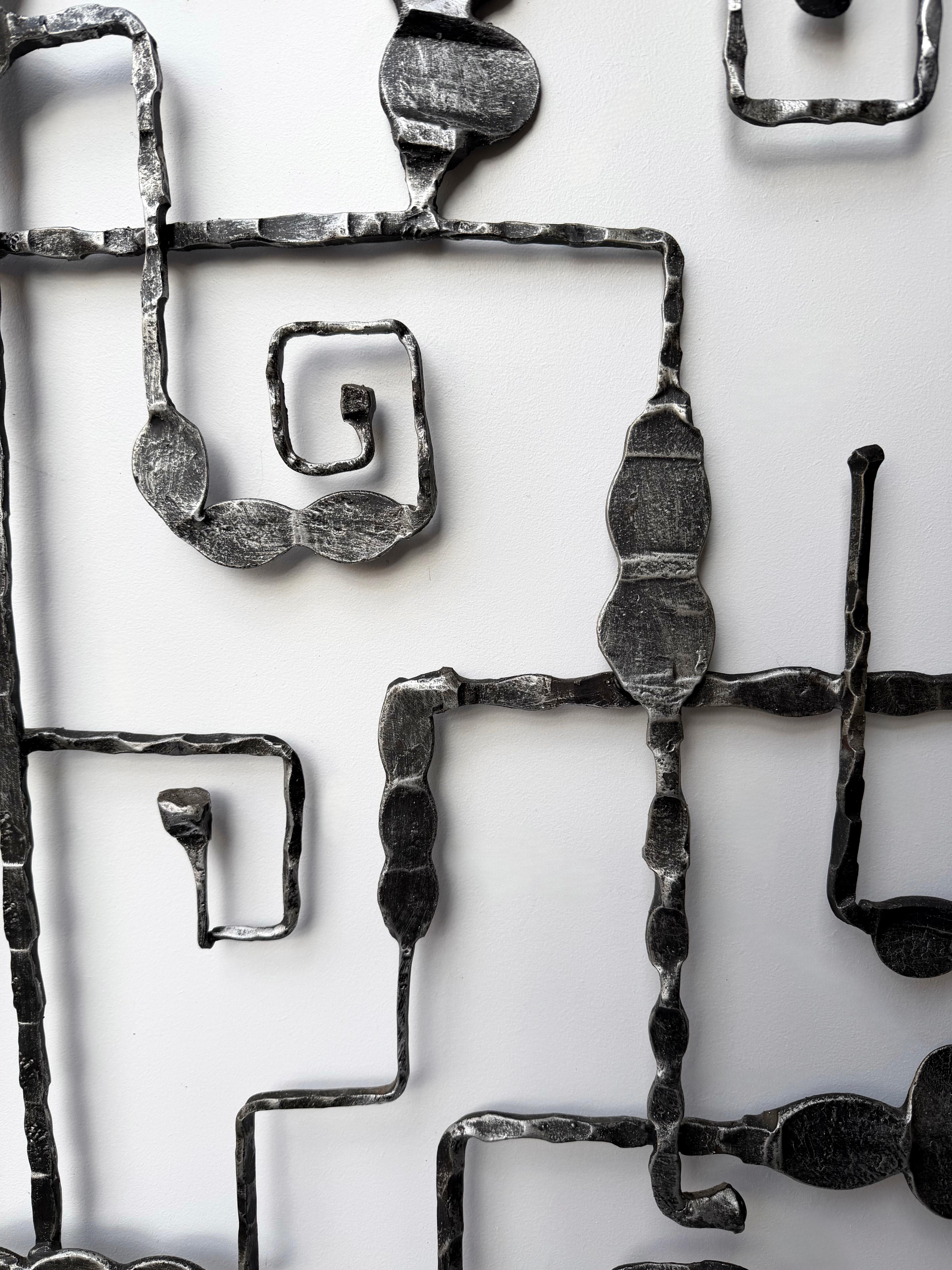 Seltener großer Brutalist-Wandgarderobenständer aus Schmiedeeisen der italienischen Designmanufaktur M Pozzebon, Mitte des Jahrhunderts. In der Stimmung von Tom Ahlström, Salvino Marsura