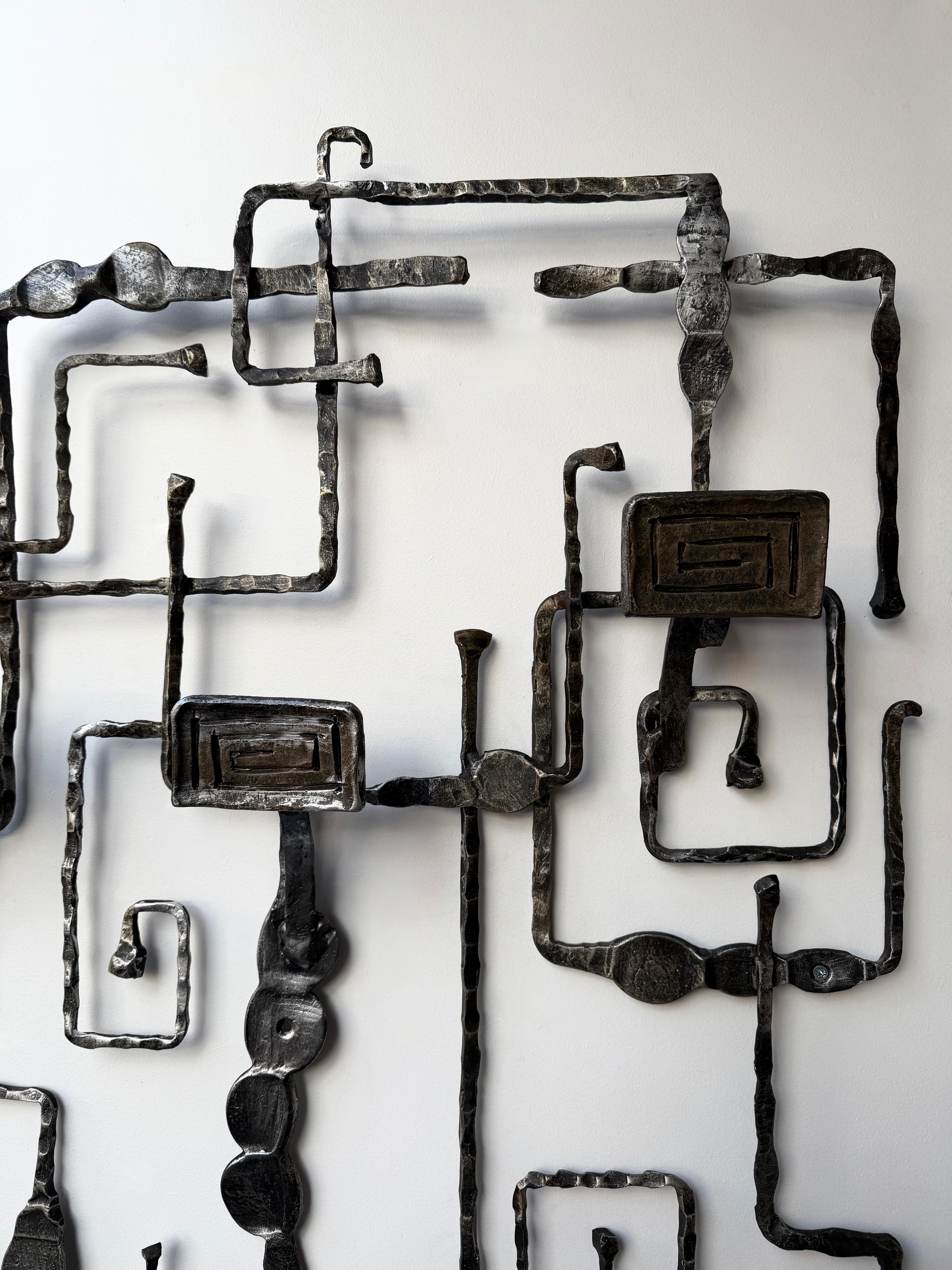 Wandgarderobe Skulptur aus Schmiedeeisen von Pozzebon. Italien, 1970er Jahre (Eisen) im Angebot