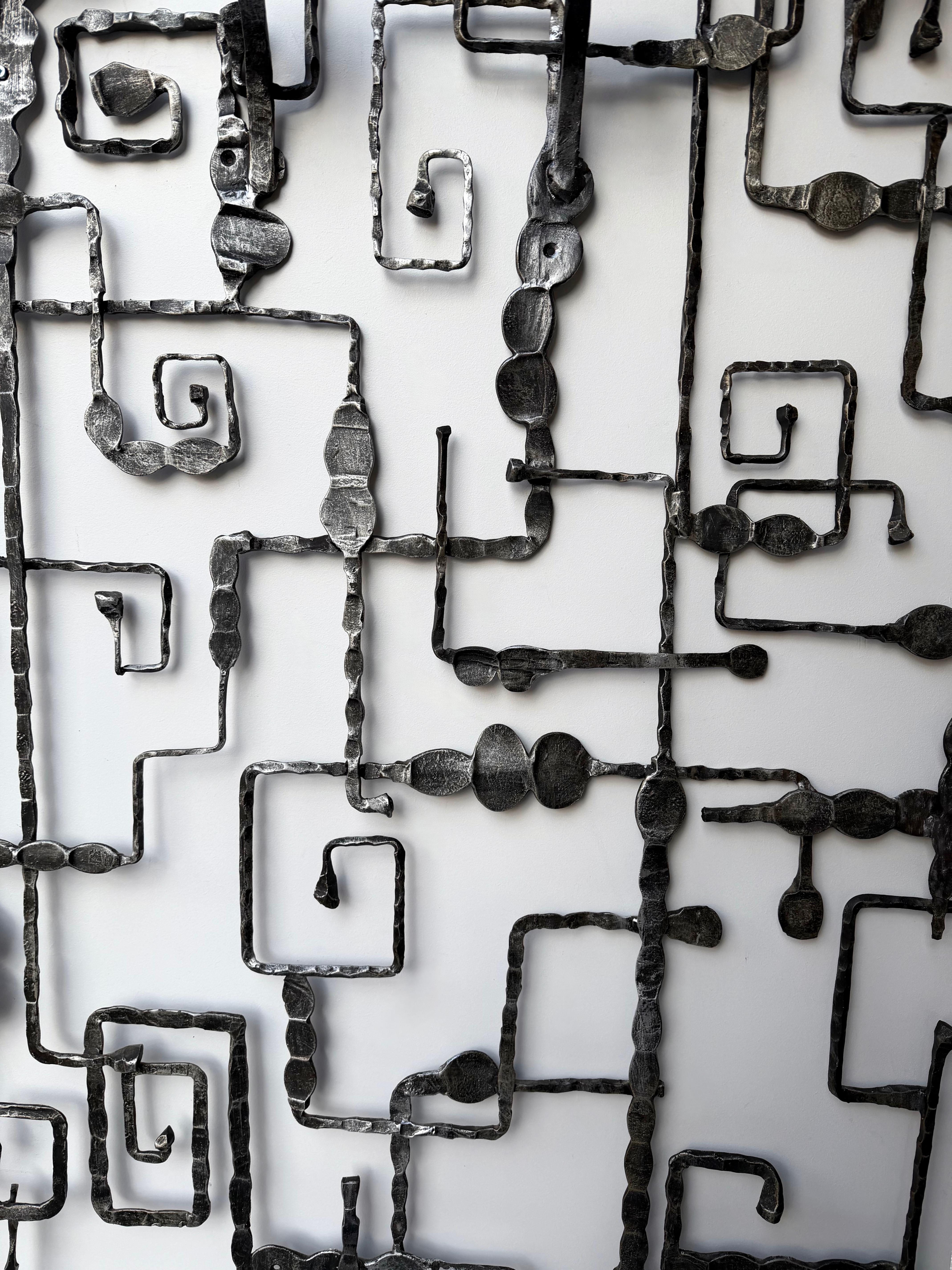 Wandgarderobe Skulptur aus Schmiedeeisen von Pozzebon. Italien, 1970er Jahre im Angebot 1