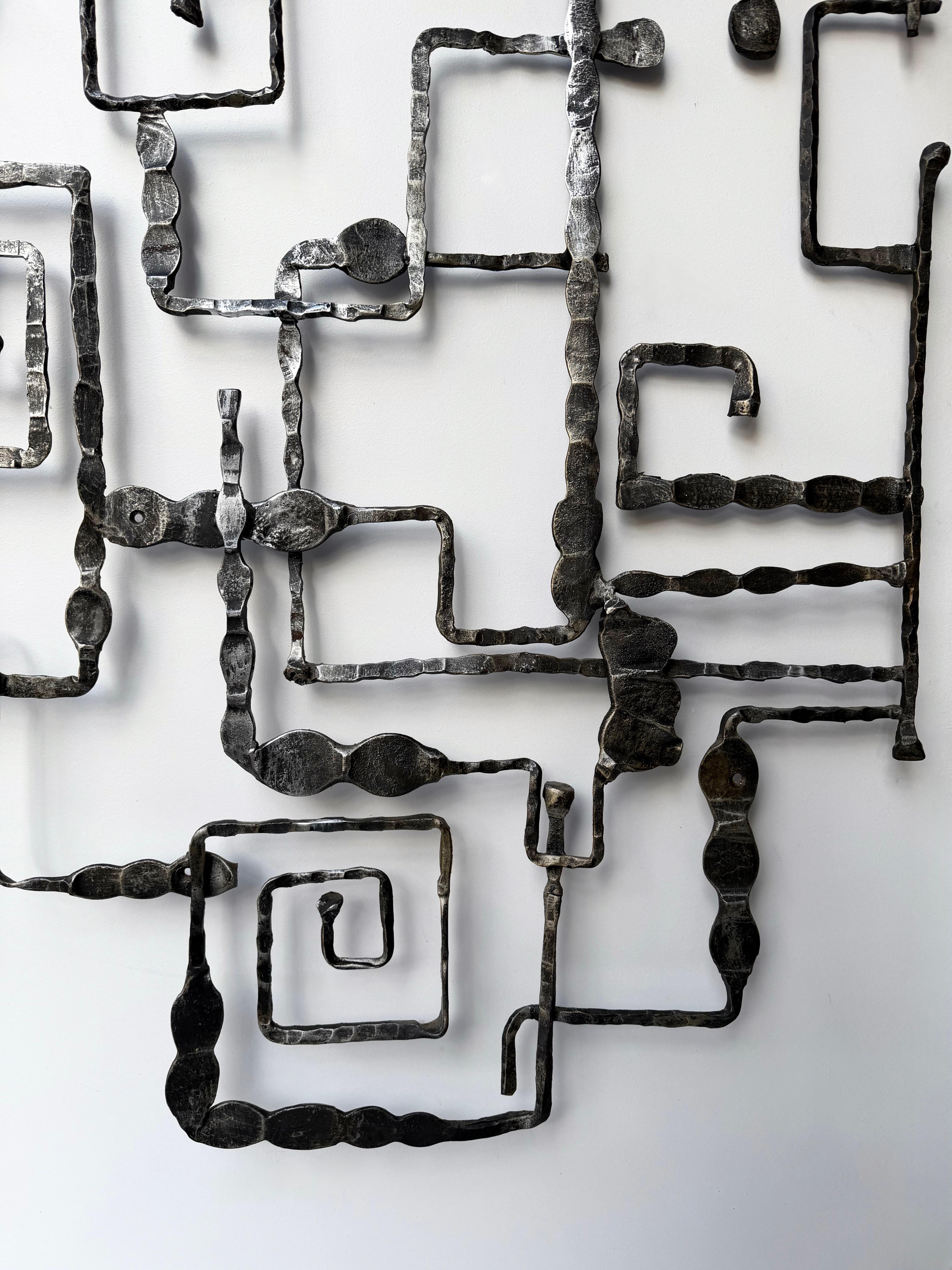 Wandgarderobe Skulptur aus Schmiedeeisen von Pozzebon. Italien, 1970er Jahre im Angebot 2