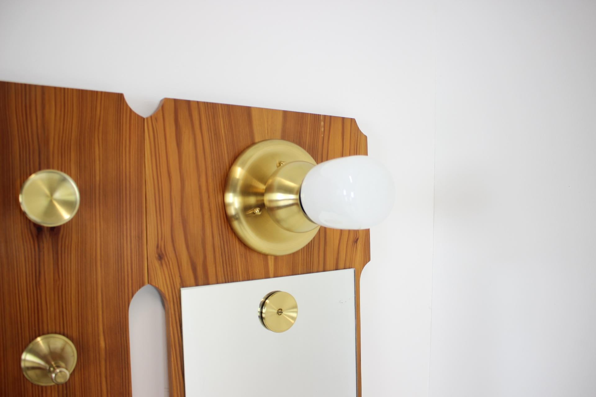 Metà XX secolo Appendiabiti a muro con illuminazione, Cecoslovacchia, anni '60 in vendita