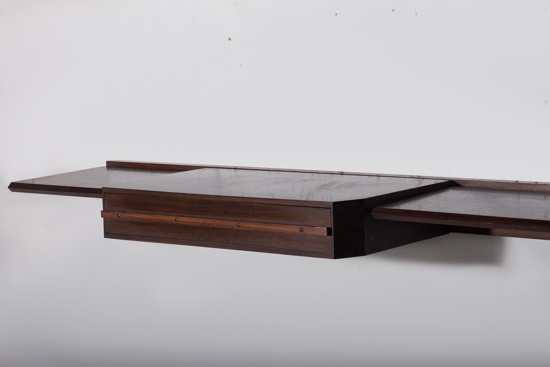 This extraordinary wall console, designed by Dino Cavalli for Tredici & C. Pavia, perfectly exemplifies the elegance and functionality that characterize high-quality Italian craftsmanship. Made from fine wood, this console stands out for its clean