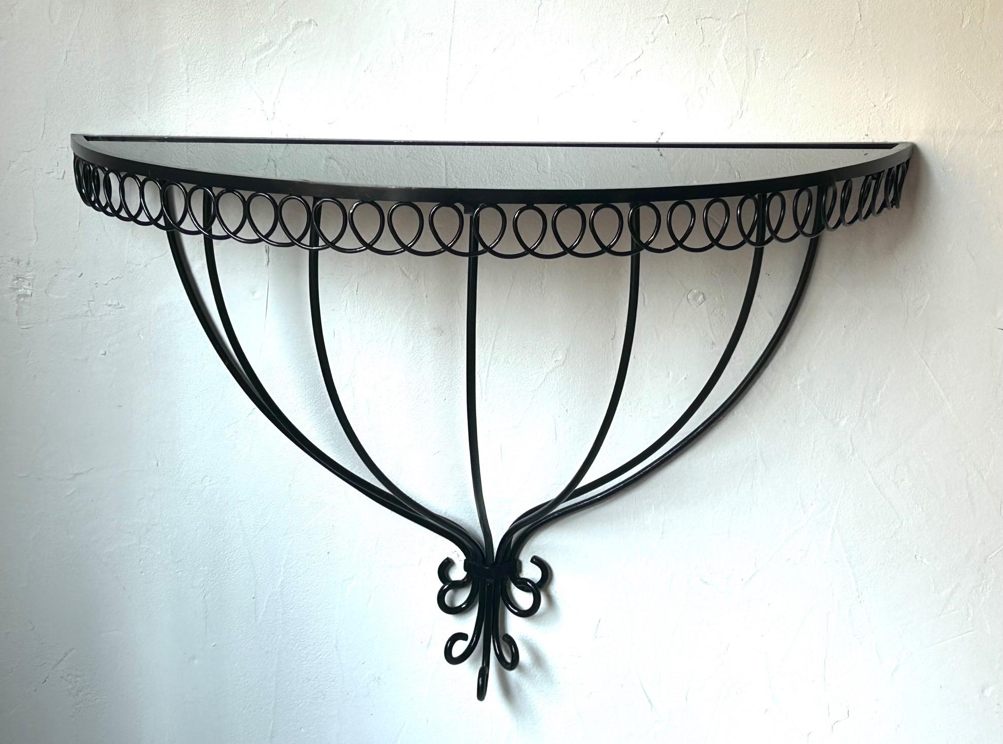Raro ed elegante  console da parete neo classica di Mathieu Mategot della collezione Cap d'Ail (tipico stile di vita della Costa Azzurra). Opalino originale.

All'epoca, le produzioni di Mategot decoravano interni lussuosi, insieme a quelle di altri