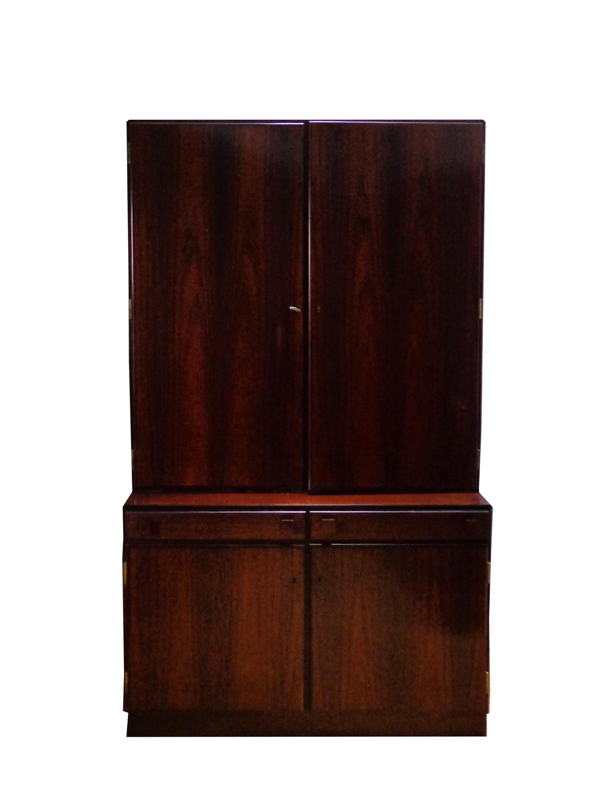 Wall unit of rosewood designed by Takashi Okamura and Erik Marquardsen, consisting base cabinet with doors and shelves inside. Top cabinet with pullout trays, shelves. Original keys included.
Manufactured by O. Bank Larsen Møbelfabrik. Signed with