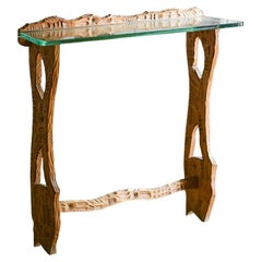 Console murale avec structure en bois sculpté et plateau en verre taillé