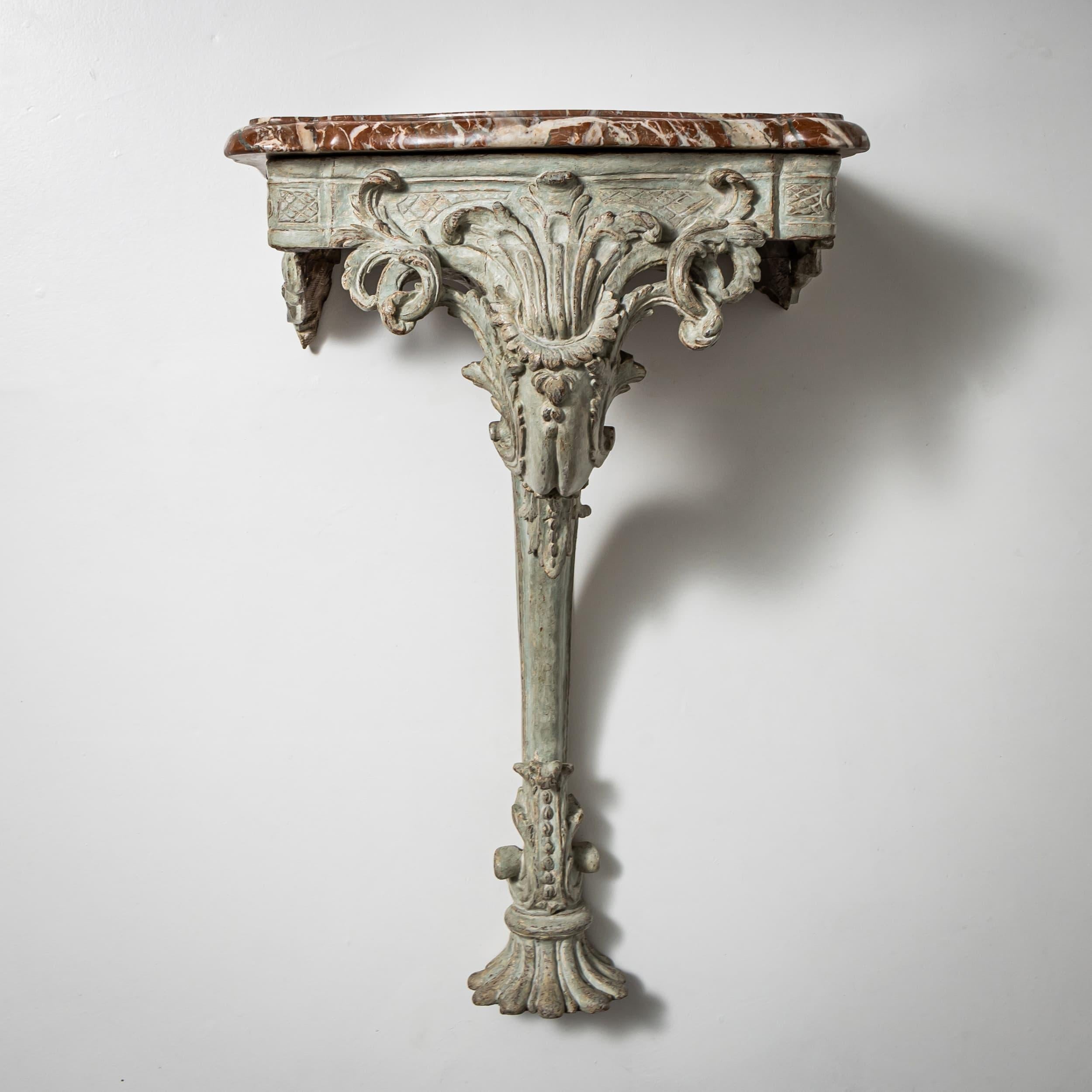 Consola barroca de pared de roble con acabado pintado gris claro y encimera de mármol veteado rojo y blanco. Ricamente tallada con volutas foliadas y ornamentos estilizados, característicos de la artesanía barroca francesa de finales del siglo XVIII.