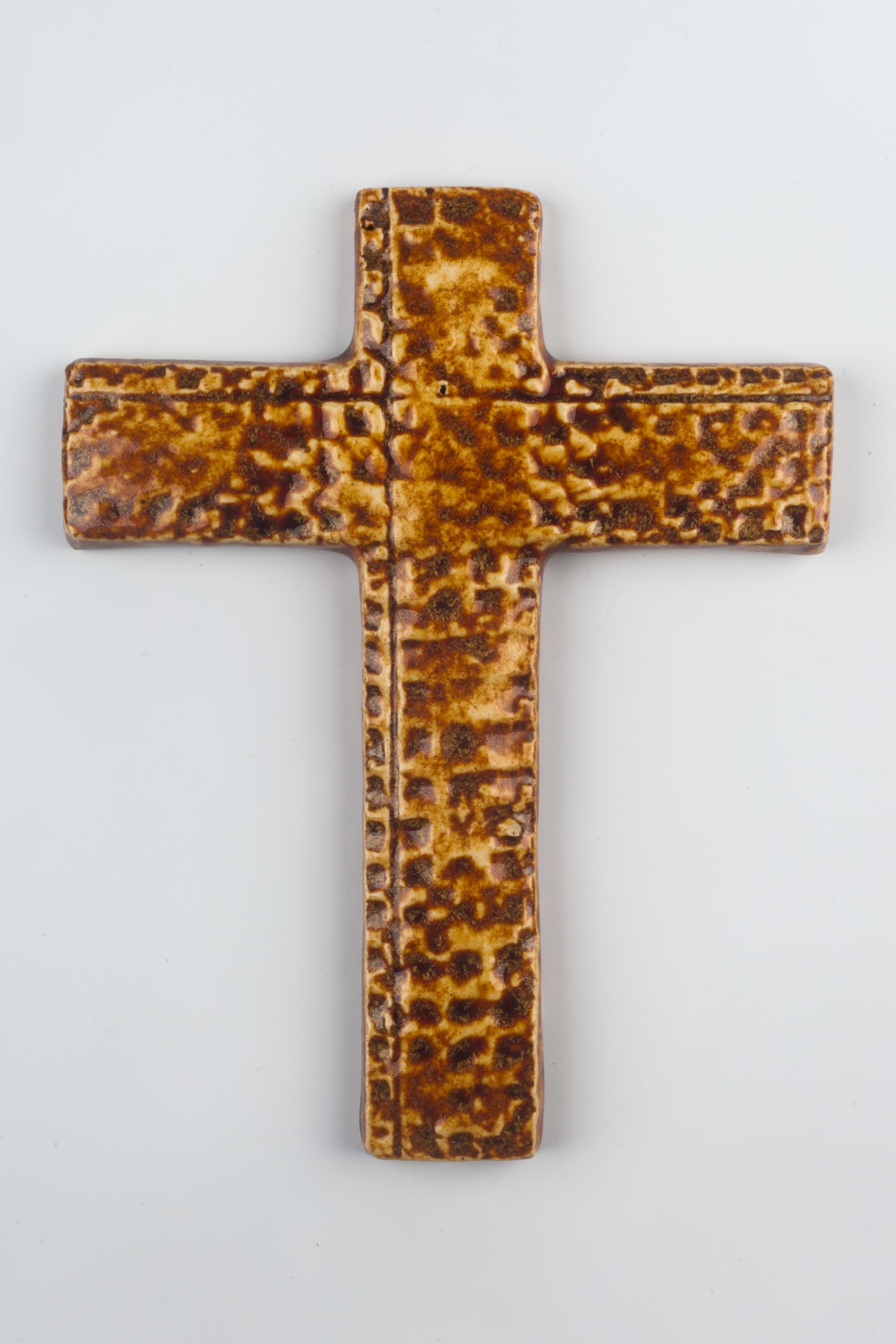 Glossy brown and beige ceramic crucifix, artisan made in Belgium in the 1960s. Interesting cross-hatch like pattern in volume that recalls the urban and Provincial alike. 

From modernism to brutalism, the crosses in our collection range from