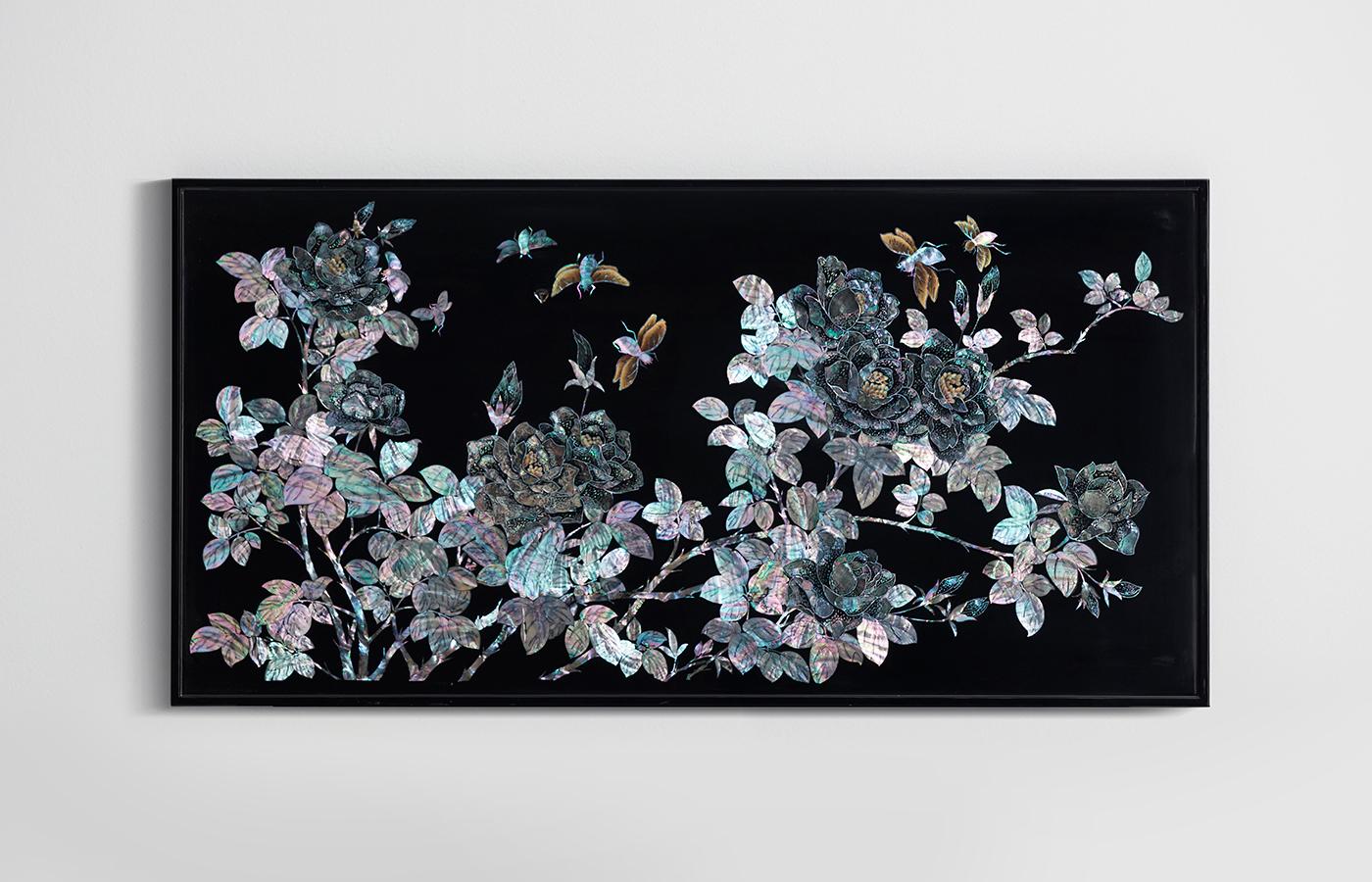 La rosa, símbolo eterno del amor romántico, se expresa en esta obra de forma polifacética utilizando nácar, laca, dorado y polvo de plata. Proporciona los delicados toques de las manos artísticas, propiedades armoniosas, colorido y un sentido de la