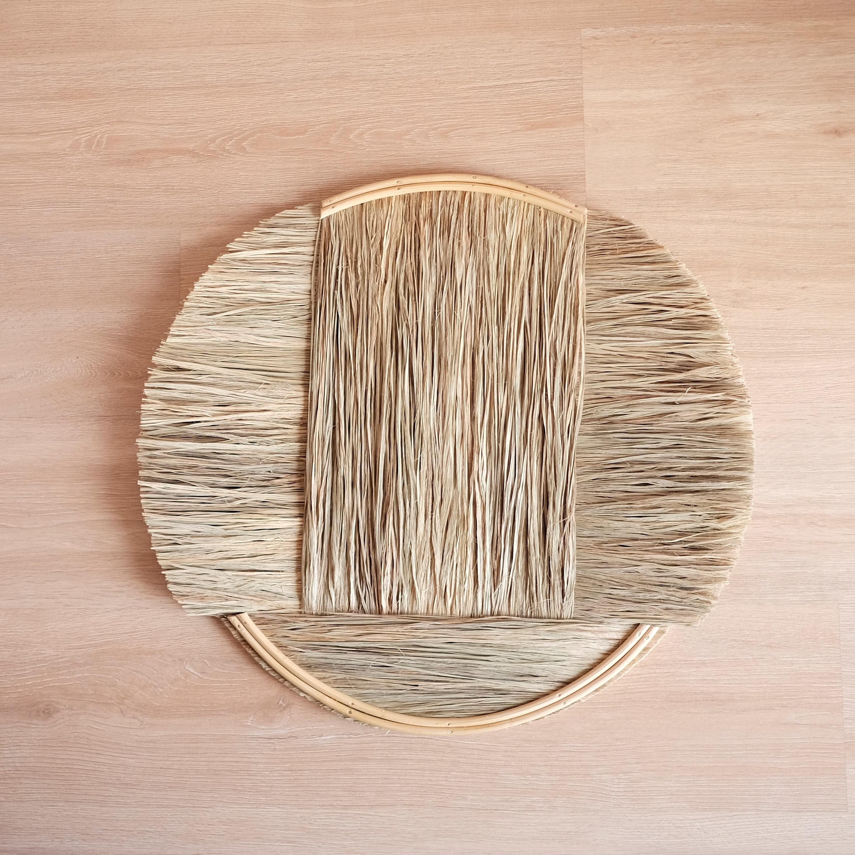 An organic modern abstract wall Decorative artwork handcrafted in Spain by Gabriela De Sagamrinaga. 

It combines vertical and horizontal overlapped esparto grass patterns partially encircling the figure. The fibers transcend the limits of its