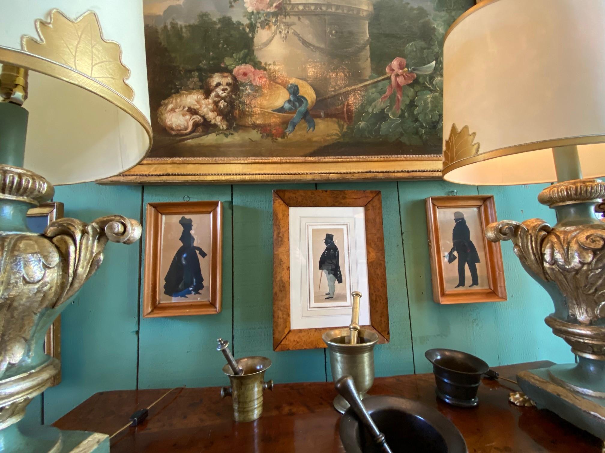 Decorazione da parete Coppia di Silhouette con cornice nera Galleria antica di Los Angeles. Coppia di sagome raffiguranti la Dama e il Gentiluomo con il cappello del XIX secolo. Questo paio di scarpe è stato ben curato e presenta lievi segni di