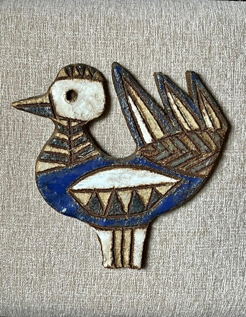 Große und ungewöhnliche Wanddekoration aus Keramik, die einen Vogel abbildet.
Glasierte Keramik in blauen, weißen, grünen und gelben Farbtönen.
Signiert auf der Rückseite 