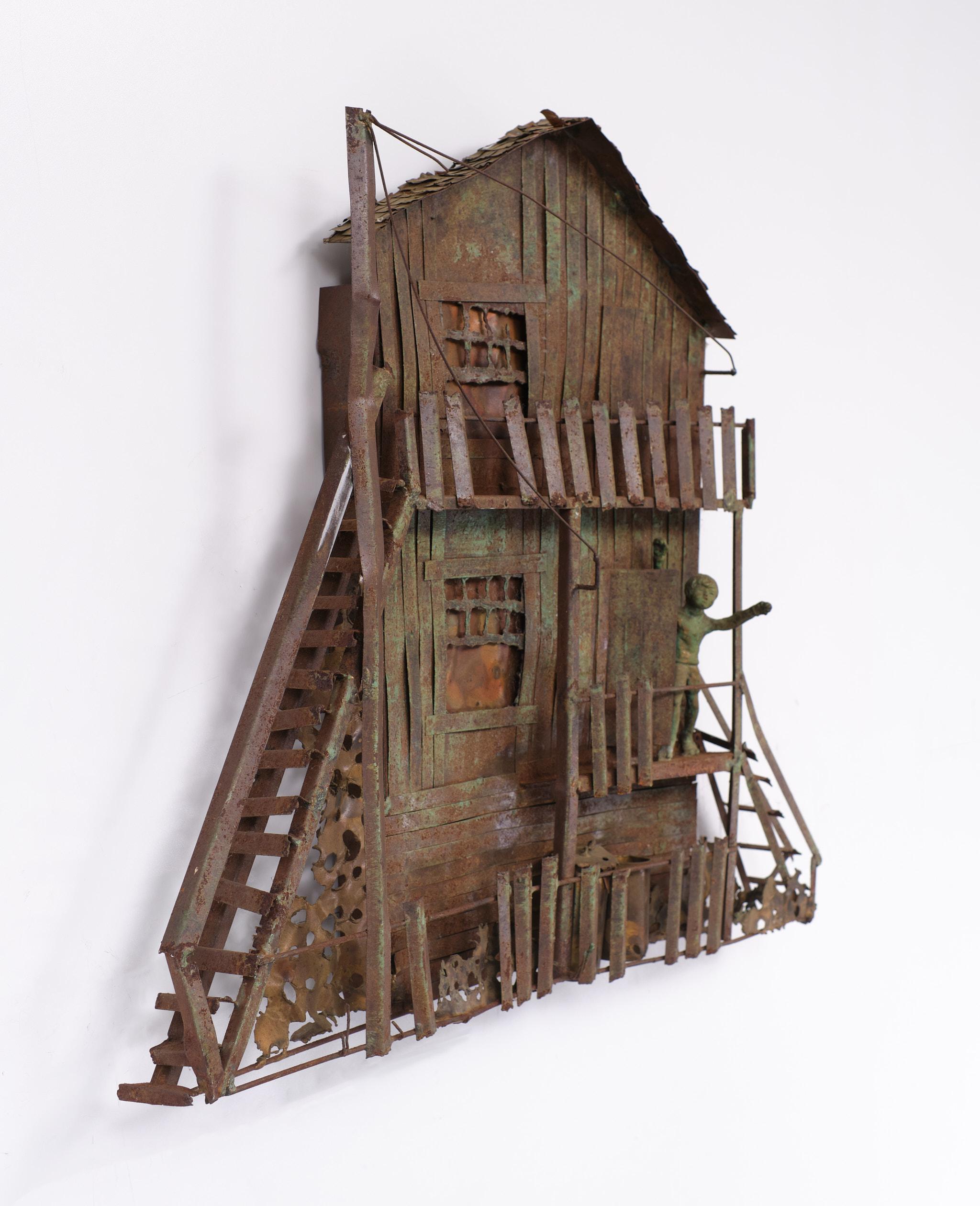 Très belle décoration murale faite à la main et non scellée. Laiton et métal  Maison ancienne avec escaliers 
Livré avec une figurine de petit garçon en bronze. Signé Hirsch 1974 .
