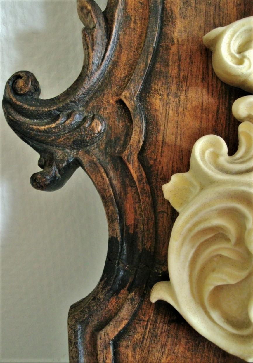 Wall Decorative Fountain Dolphin and Shell Sculpture on Carved Oak Panel In Good Condition For Sale In Frankfurt am Main, DE