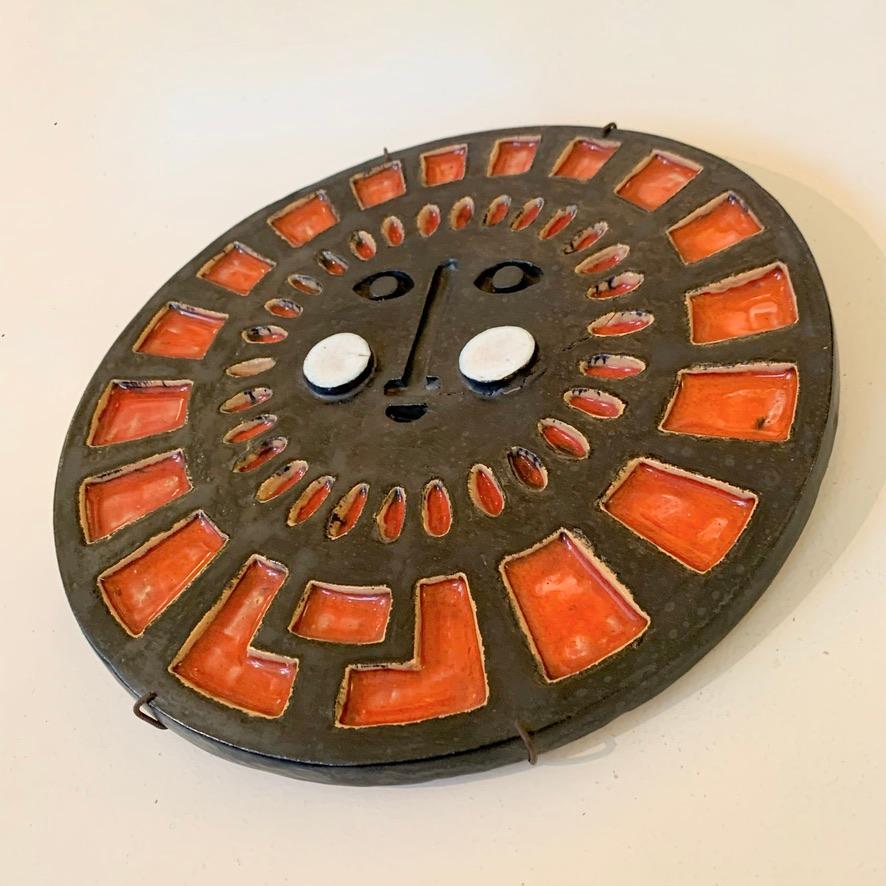 Decorativo de pared redondo de cerámica Cara Soleada, hacia 1970, Francia. en venta 4