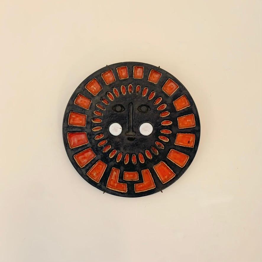 Decorativo de pared redondo de cerámica Cara Soleada, hacia 1970, Francia. en venta 7