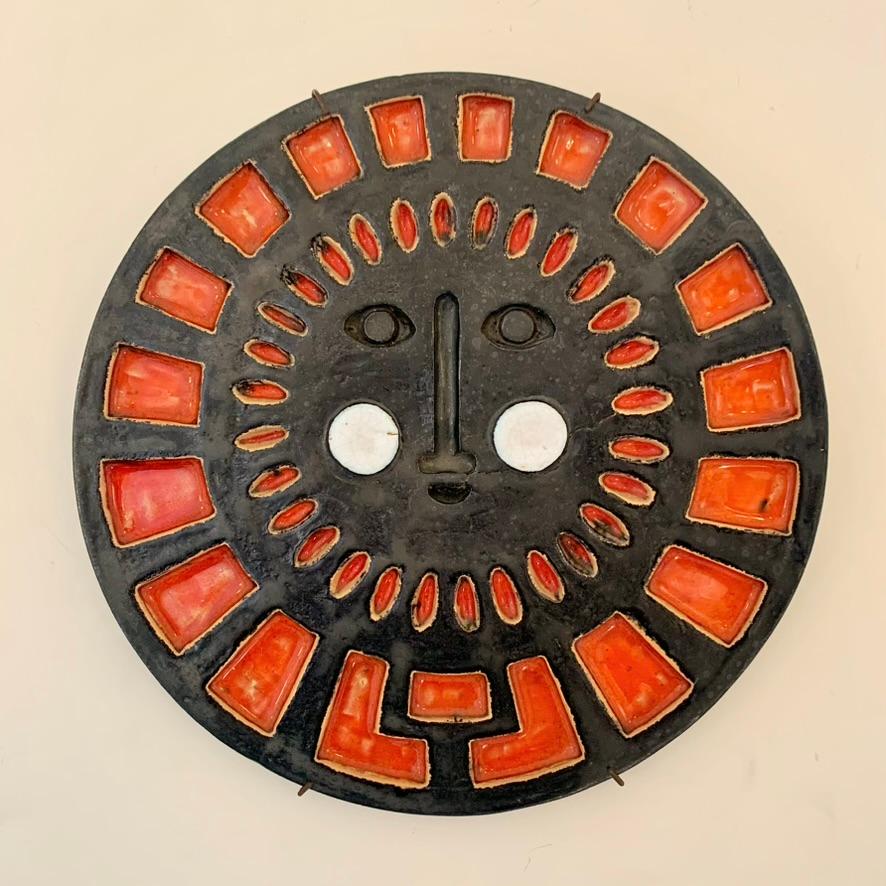 Muy bonito relieve decorativo de pared cara soleada cerámica 1970, Francia.
Firmado A. Frans en el reverso y fechado en el 70.
Cerámica esmaltada negra y roja.
Dimensiones: 27 cm de diámetro, 2 cm de D.
Todas las compras están cubiertas por nuestra