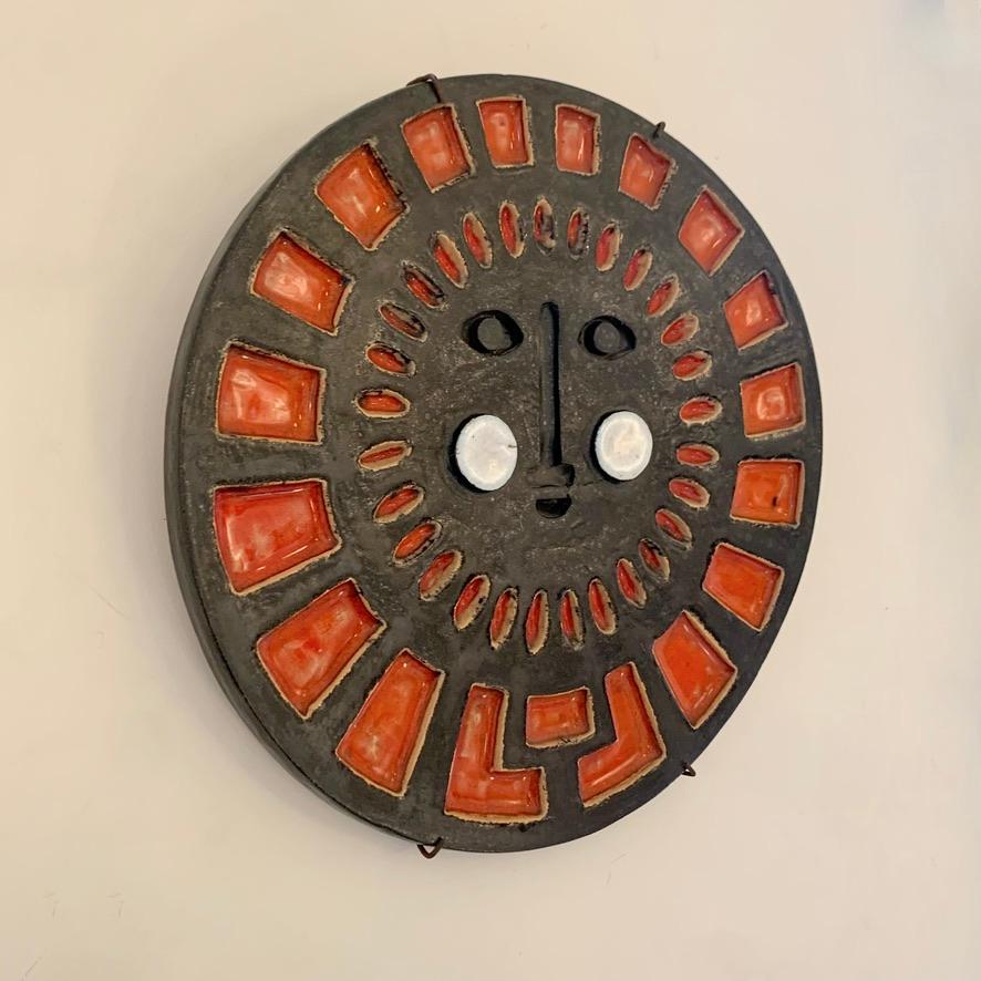 Decorativo de pared redondo de cerámica Cara Soleada, hacia 1970, Francia. Moderno de mediados de siglo en venta