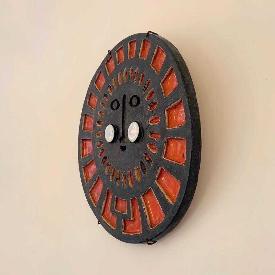 Decorativo de pared redondo de cerámica Cara Soleada, hacia 1970, Francia. Francés en venta