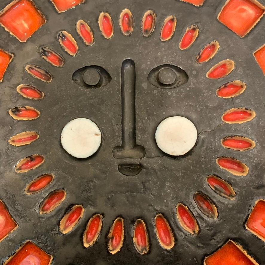 Decorativo de pared redondo de cerámica Cara Soleada, hacia 1970, Francia. Esmaltado en venta