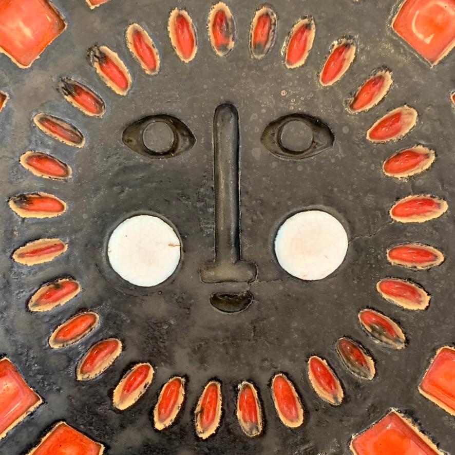 Decorativo de pared redondo de cerámica Cara Soleada, hacia 1970, Francia. en Bueno estado para la venta en Brussels, BE