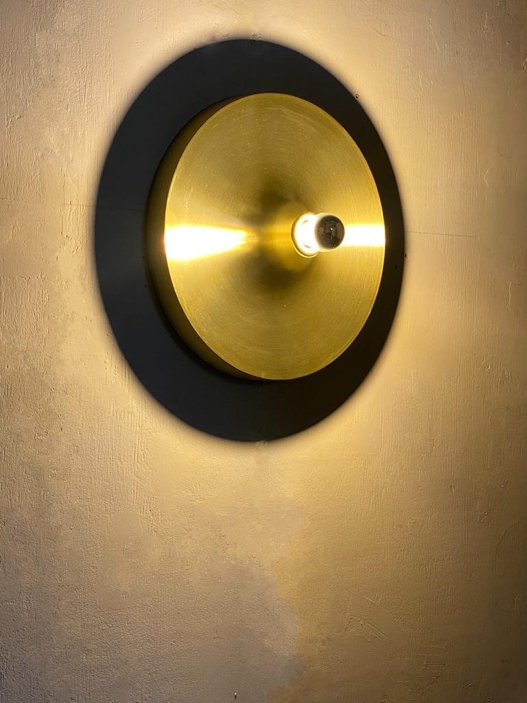 Rehaussez votre intérieur avec cette superbe applique murale vintage de Cosack Leuchten, un véritable bijou des années 1970. Cette pièce exquise de couleur or incarne le design audacieux et sophistiqué qui a défini l'époque, ce qui en fait un