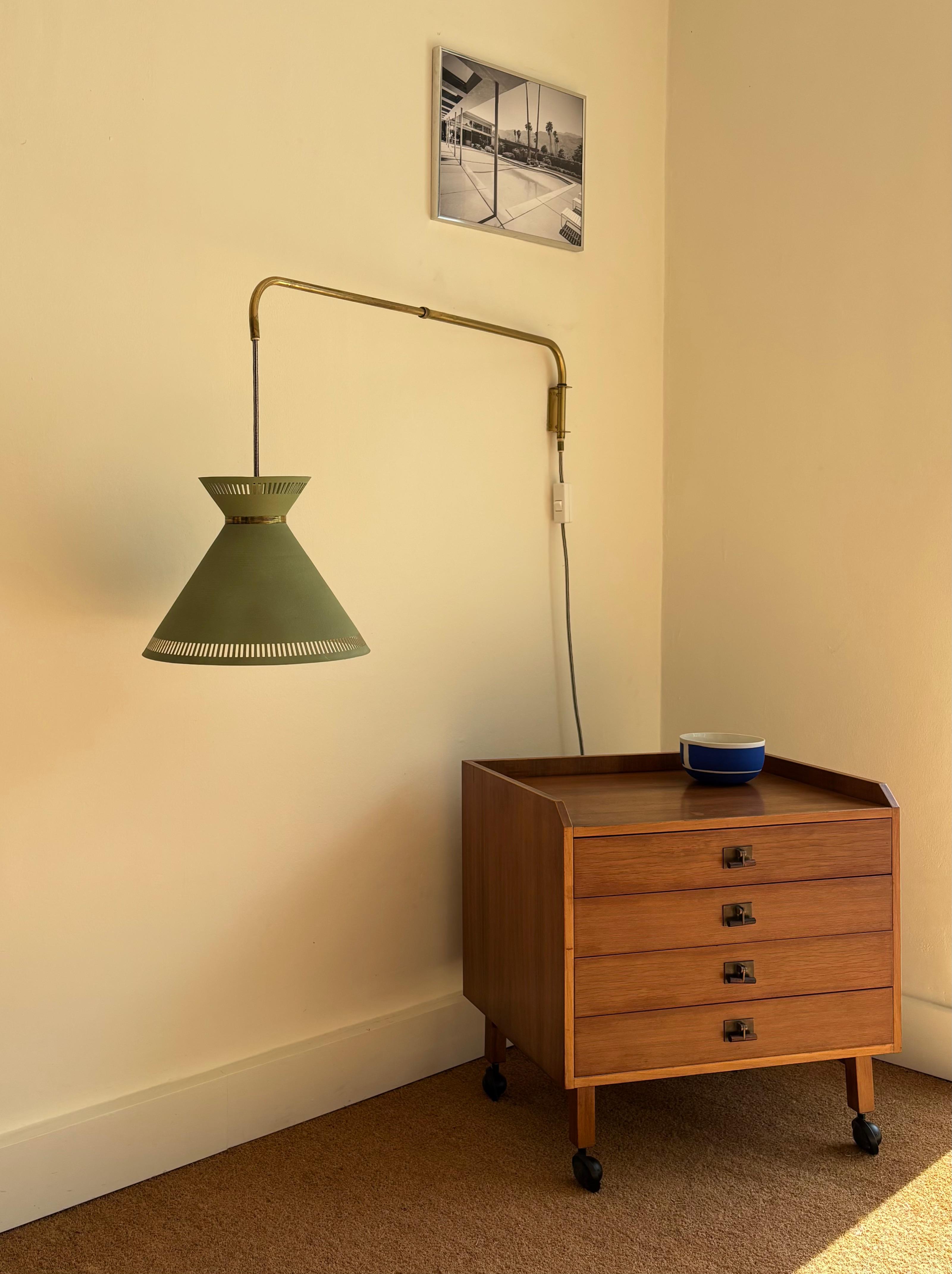 Wall extendable swedish lamp in brass and green painted aluminum For Sale 2
