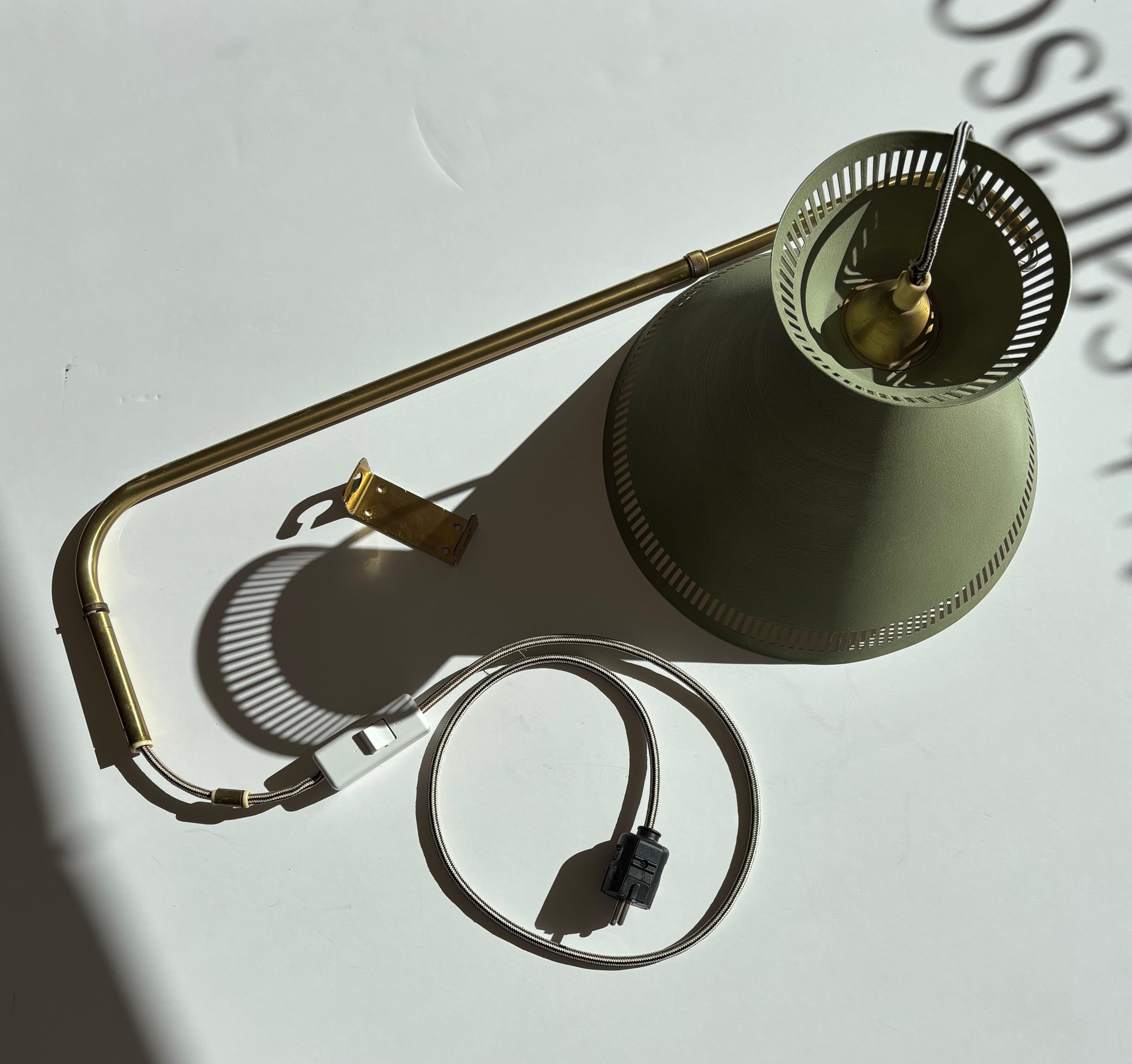Wall extendable swedish lamp in brass and green painted aluminum For Sale 4