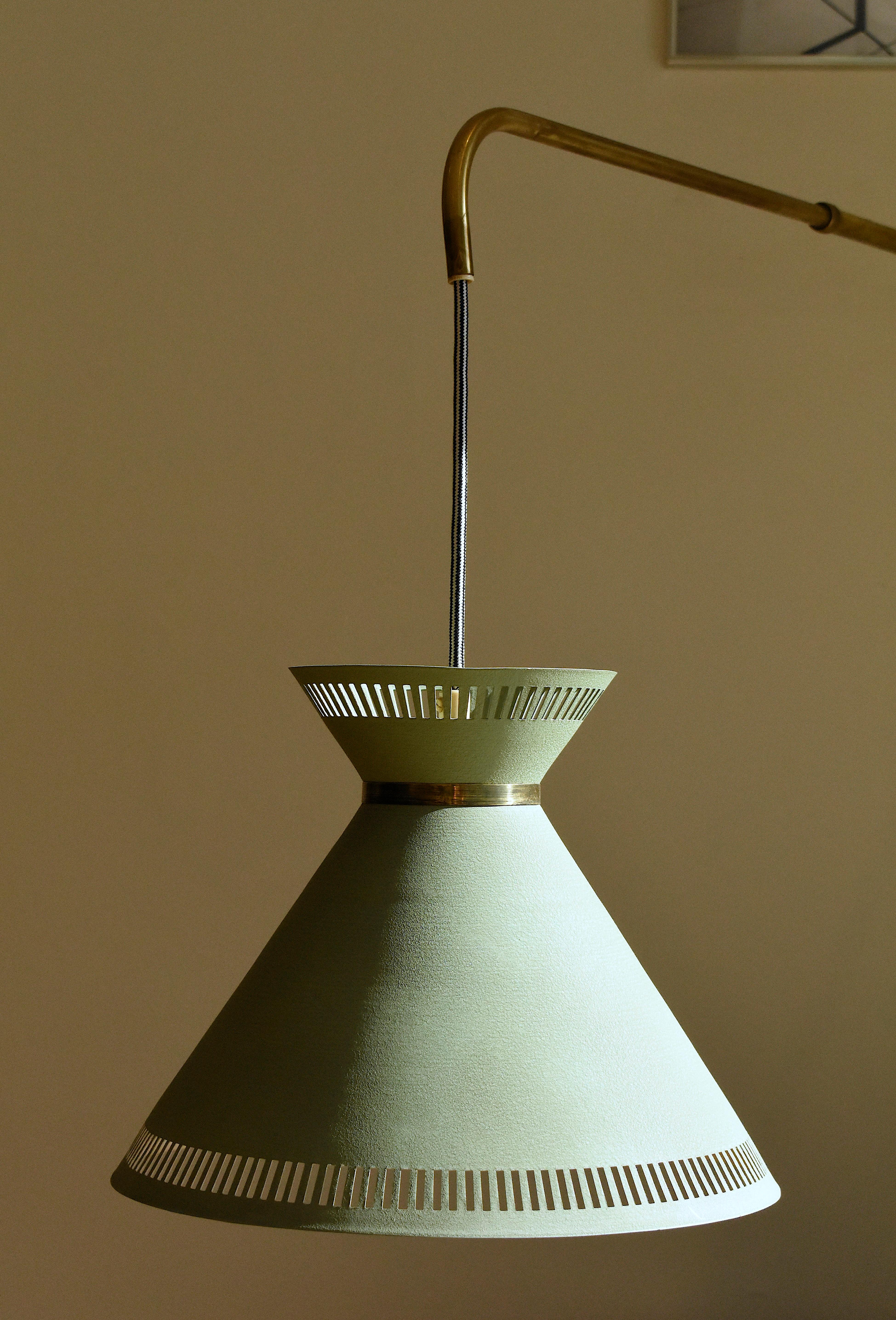 Painted Wall extendable swedish lamp in brass and green painted aluminum For Sale