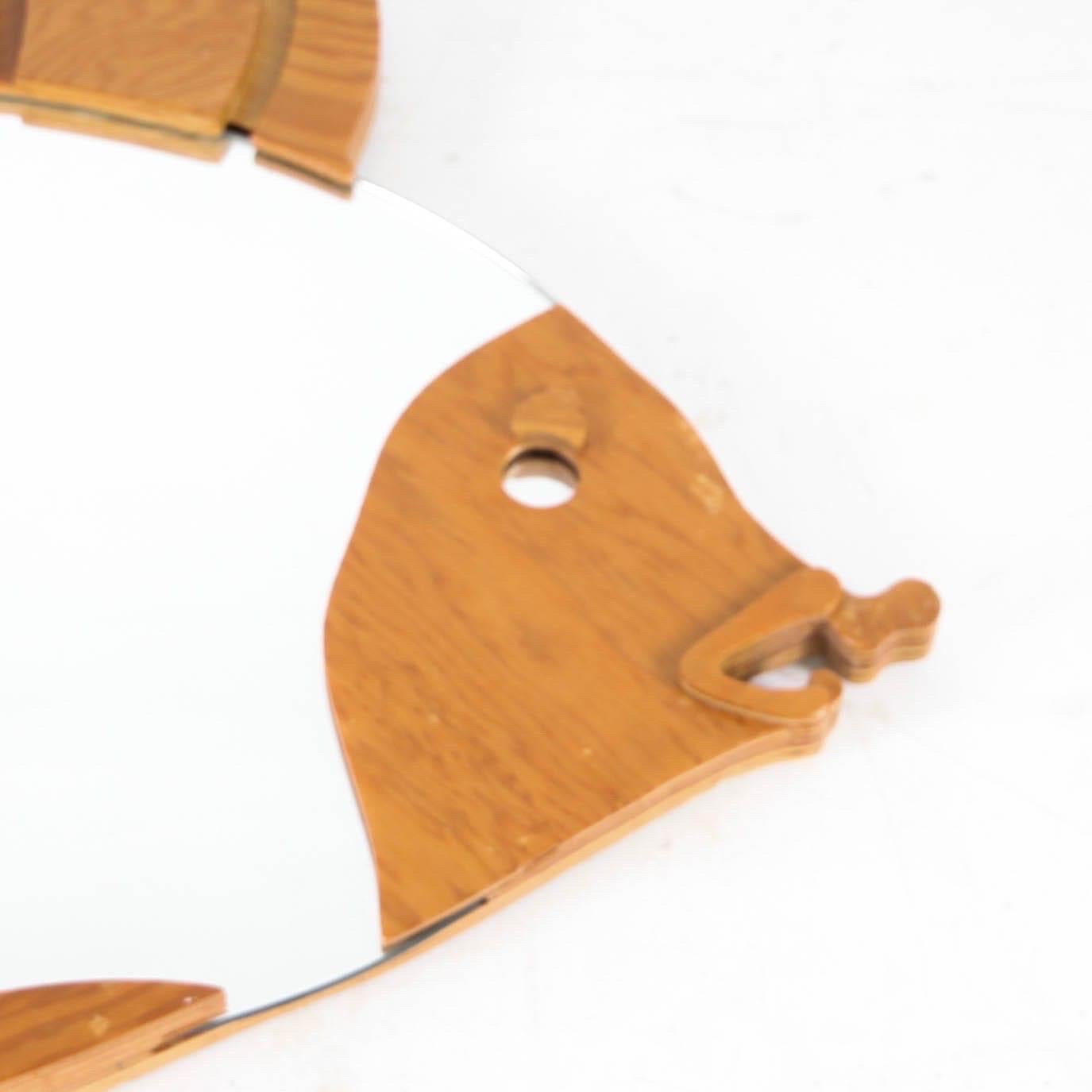 Raro specchio italiano in legno di Max Pariri fo Pallucco raffigurante un pesce degli anni Settanta.
Molto decorativo e in ottime condizioni. 