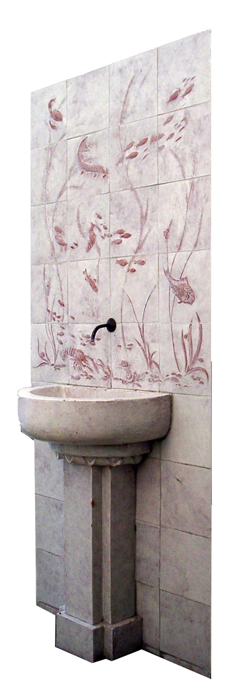 Esta fuente mural consta de una pared trasera de azulejos con el relieve 