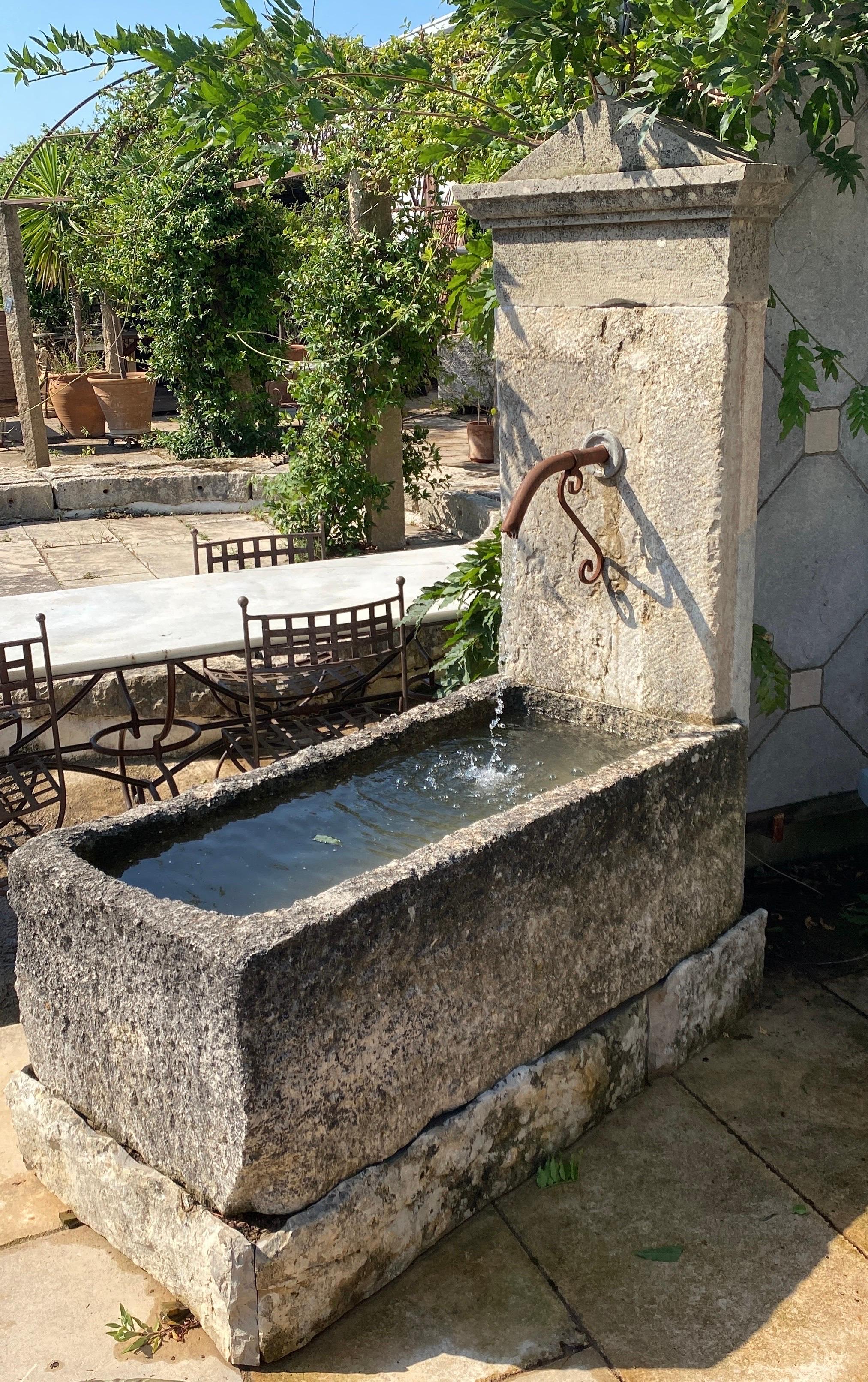 This pretty wall fountain was made from an ancient trough and ancient reclaimed limestone elements.
Its good proportions as well as the harmony between the different elements used, its natural patina which has taken place over time, its wall