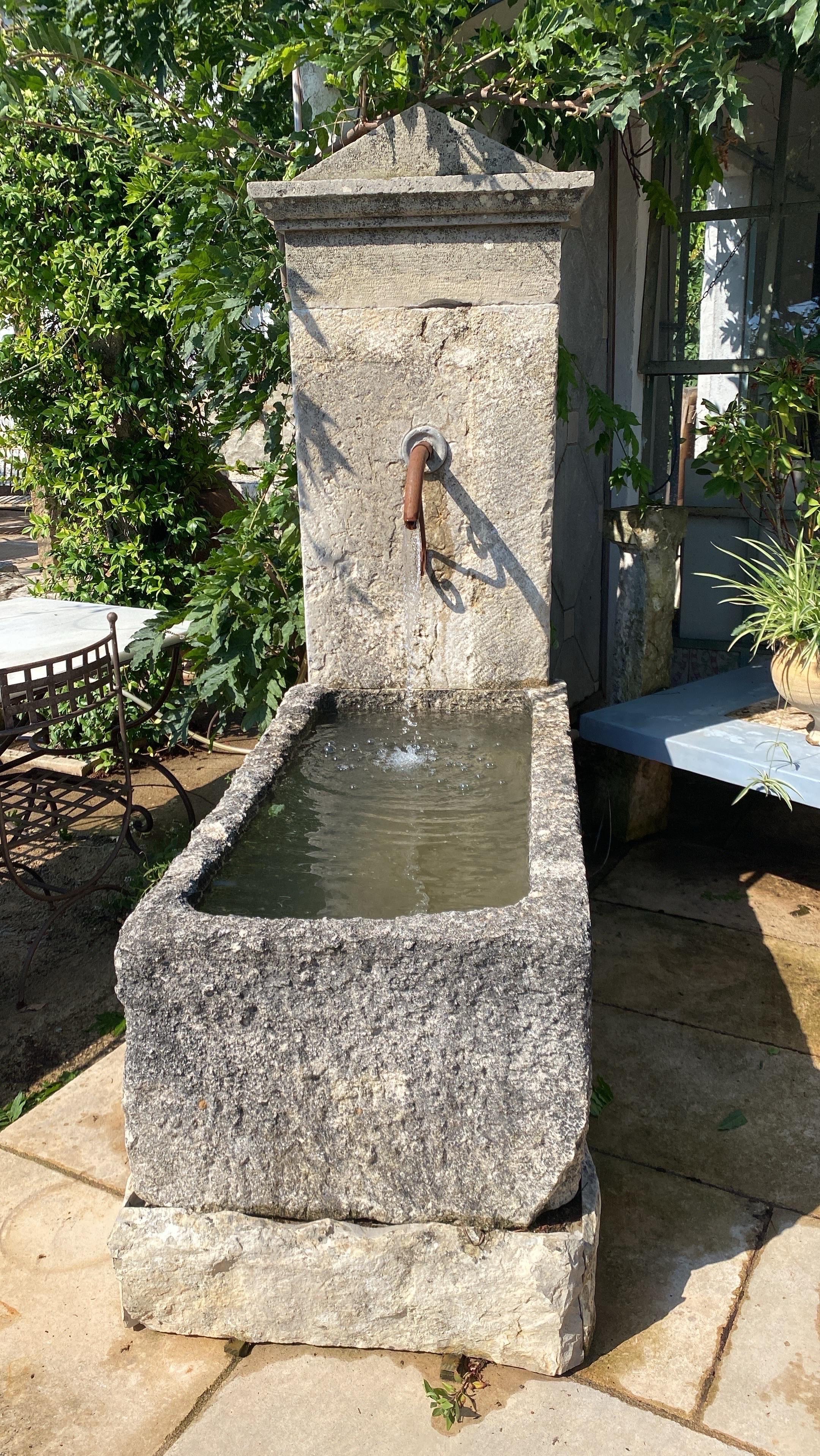 Wall fountain created from ancient  limestone elements In Good Condition For Sale In SAN VICENTE DE ALCÁNTARA, ES
