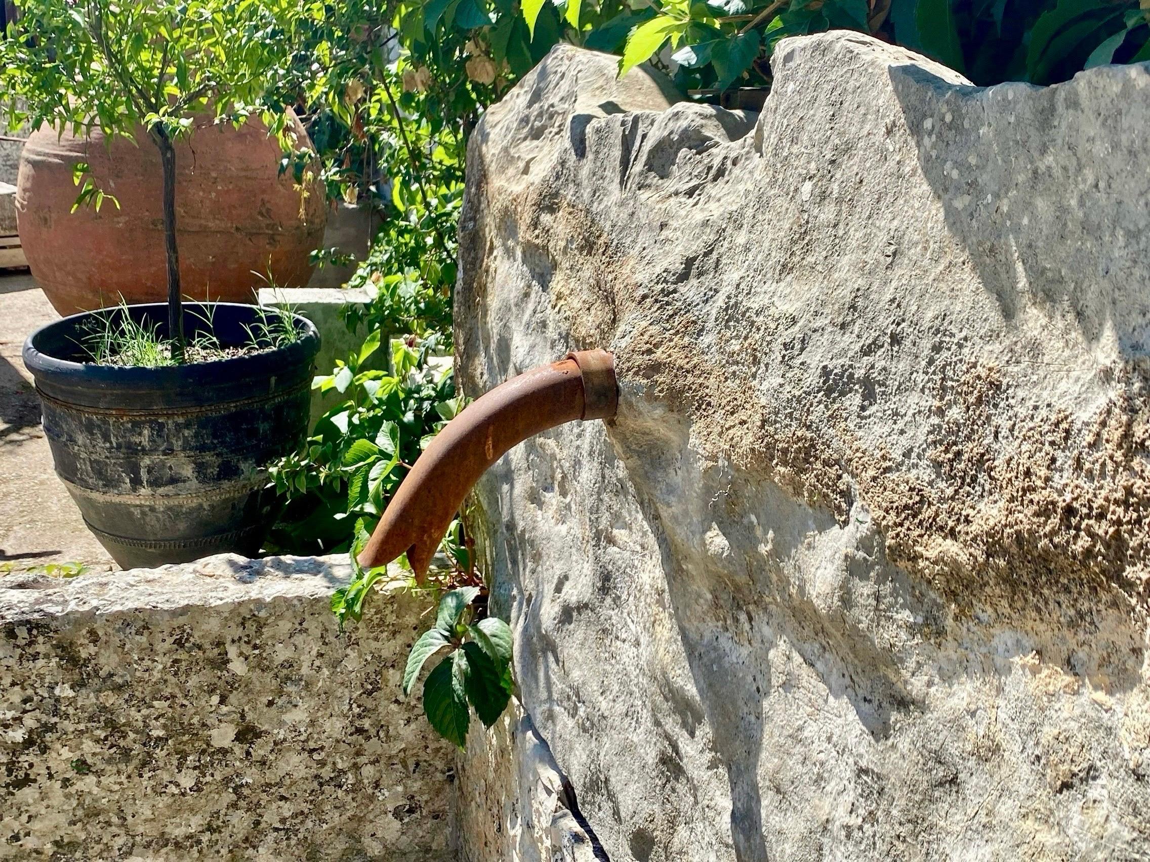 Wandbrunnen aus wiederverwerteten alten Steinelementen im Angebot 2
