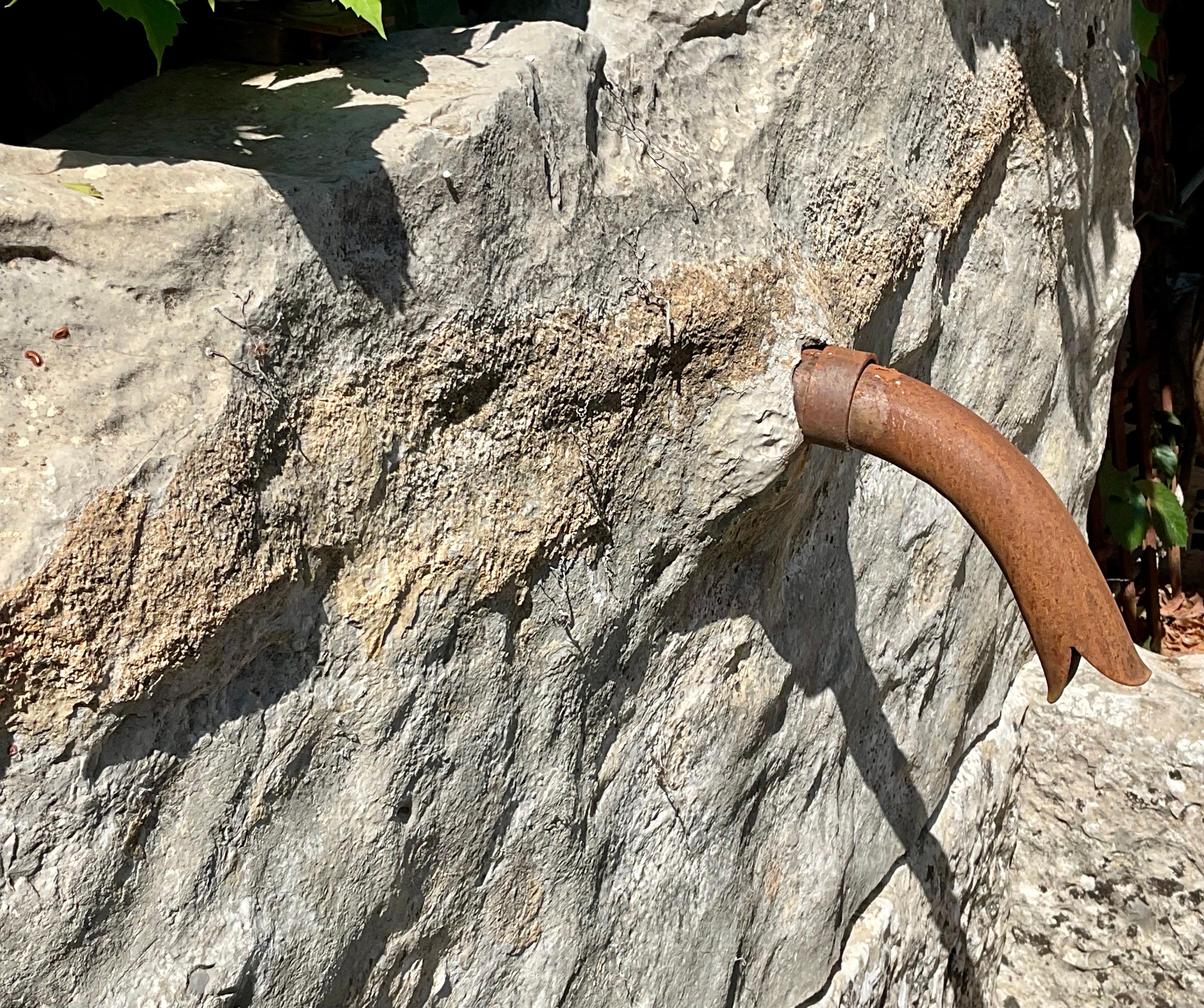 Wandbrunnen aus wiederverwerteten alten Steinelementen im Angebot 4