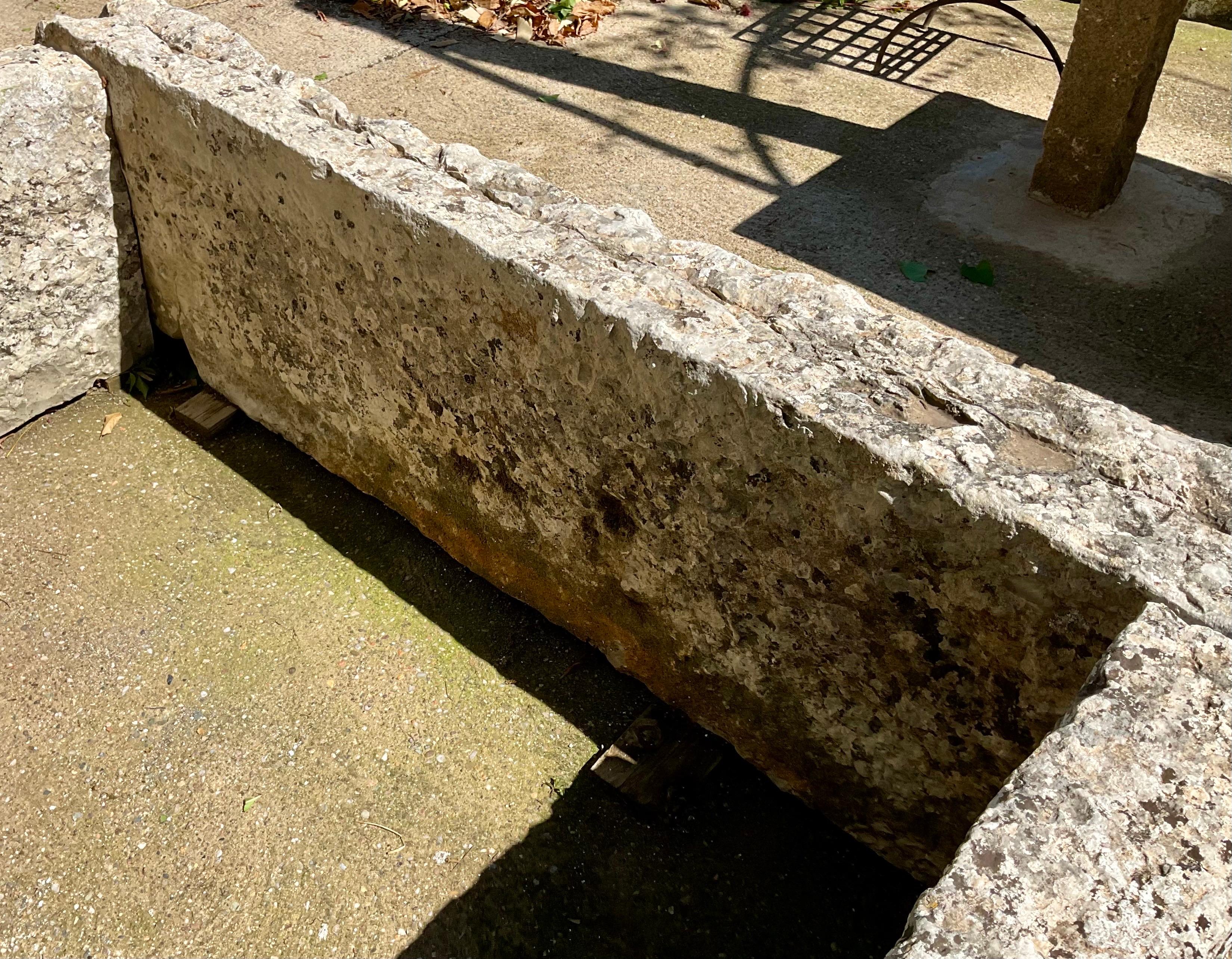 Wandbrunnen aus wiederverwerteten alten Steinelementen im Angebot 5