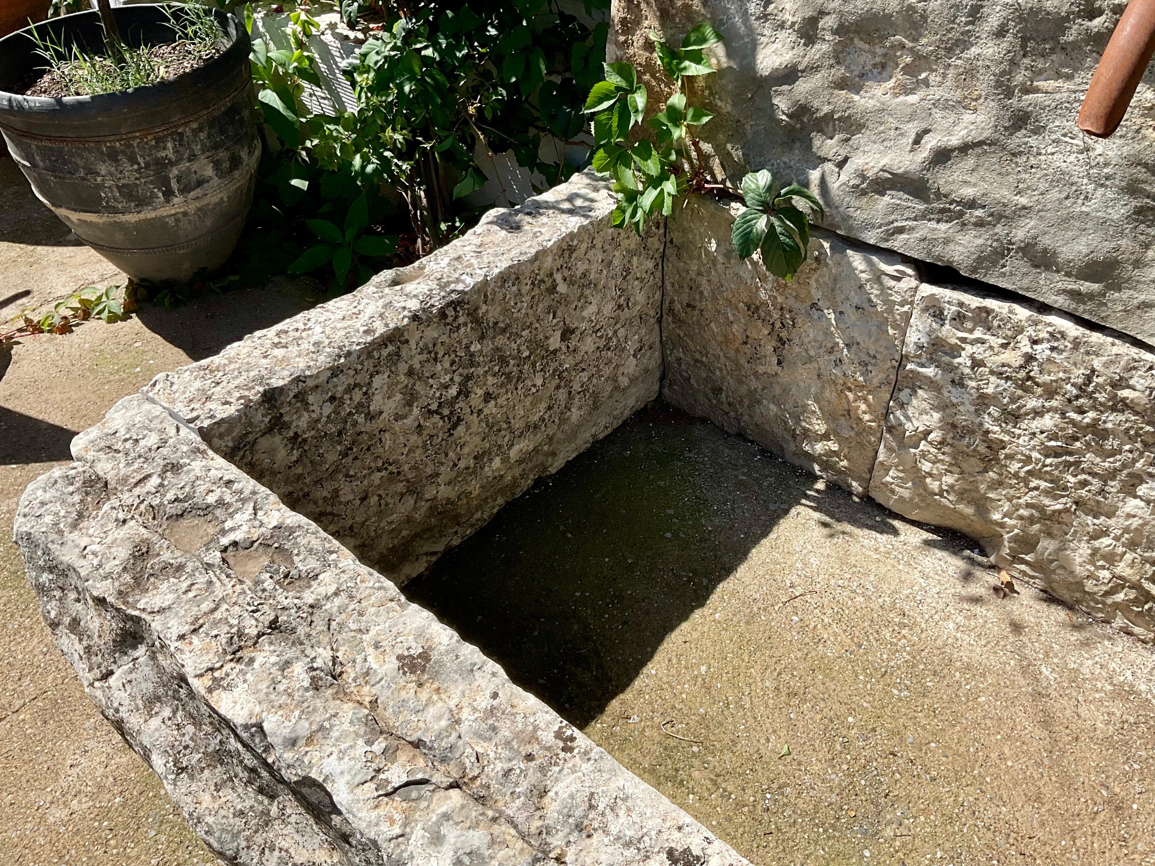 Wandbrunnen aus wiederverwerteten alten Steinelementen im Angebot 6